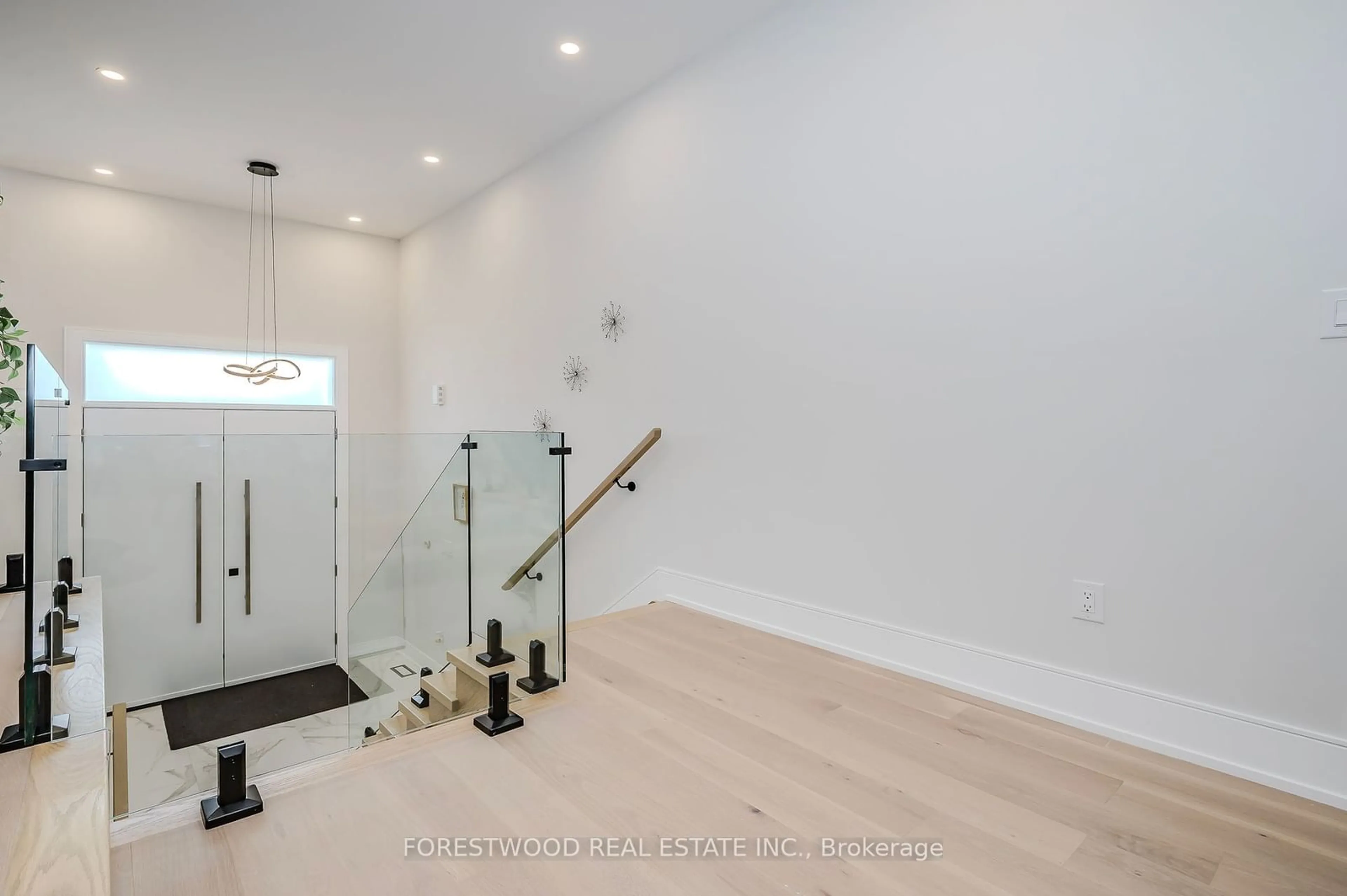 Indoor foyer, wood floors for 1011 Strathy Ave, Mississauga Ontario L5E 1E8