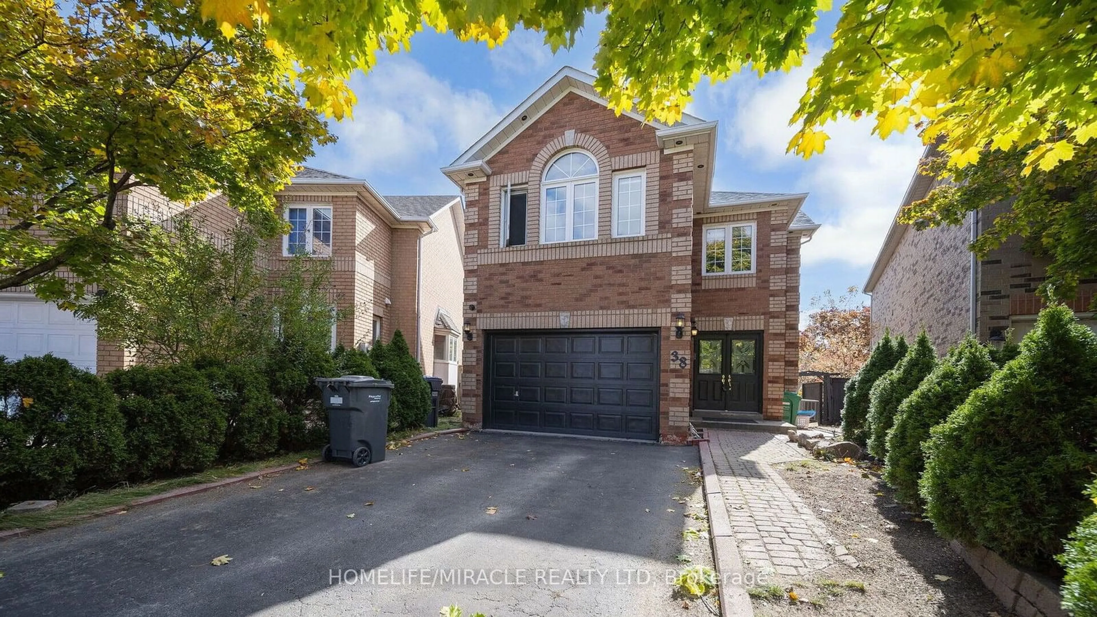 Home with brick exterior material for 38 Salem Crt, Brampton Ontario L6V 4J8