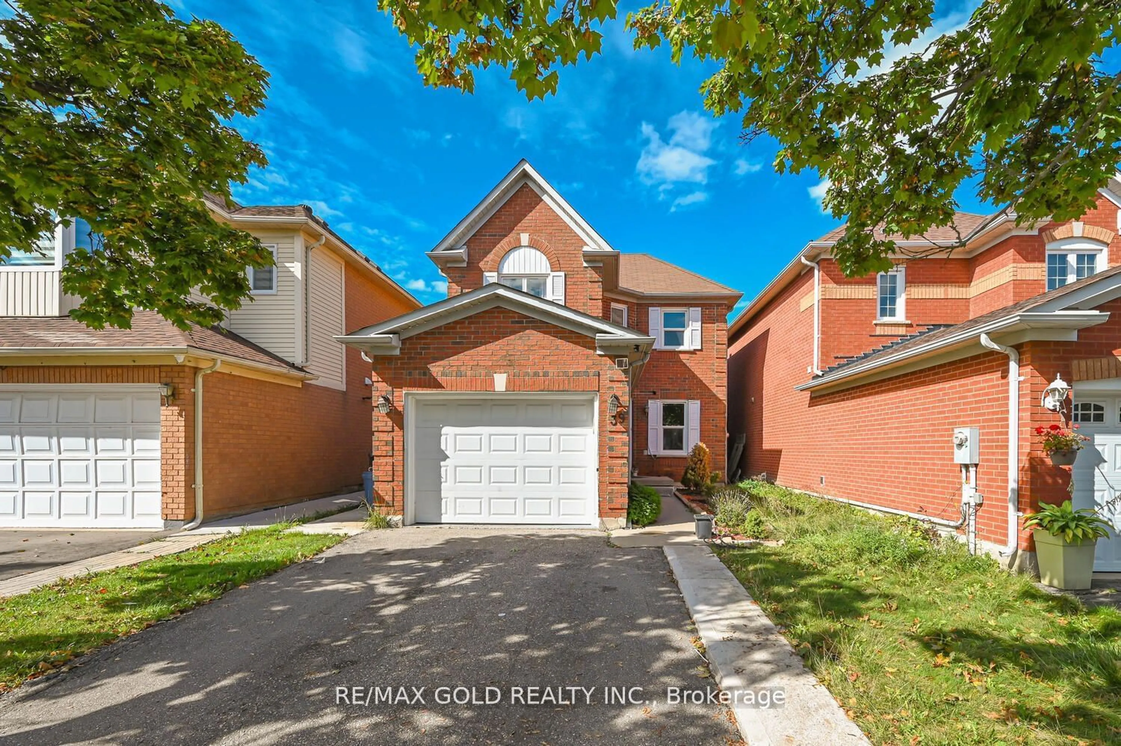 A pic from exterior of the house or condo, the street view for 39 Blue Spruce St, Brampton Ontario L6R 1C4