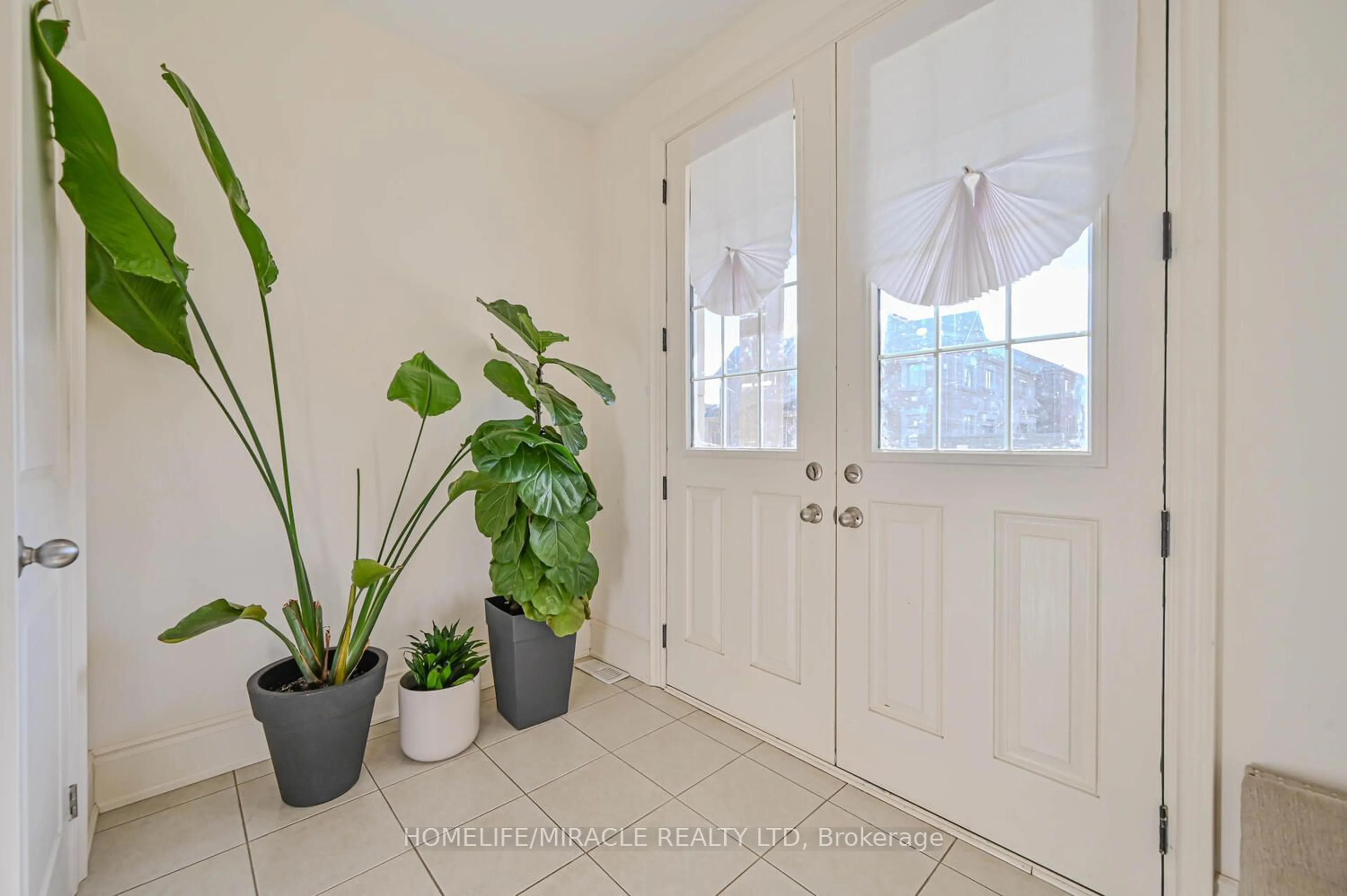 Indoor entryway, wood floors for 34 Pearman Cres, Brampton Ontario L7A 4Y9