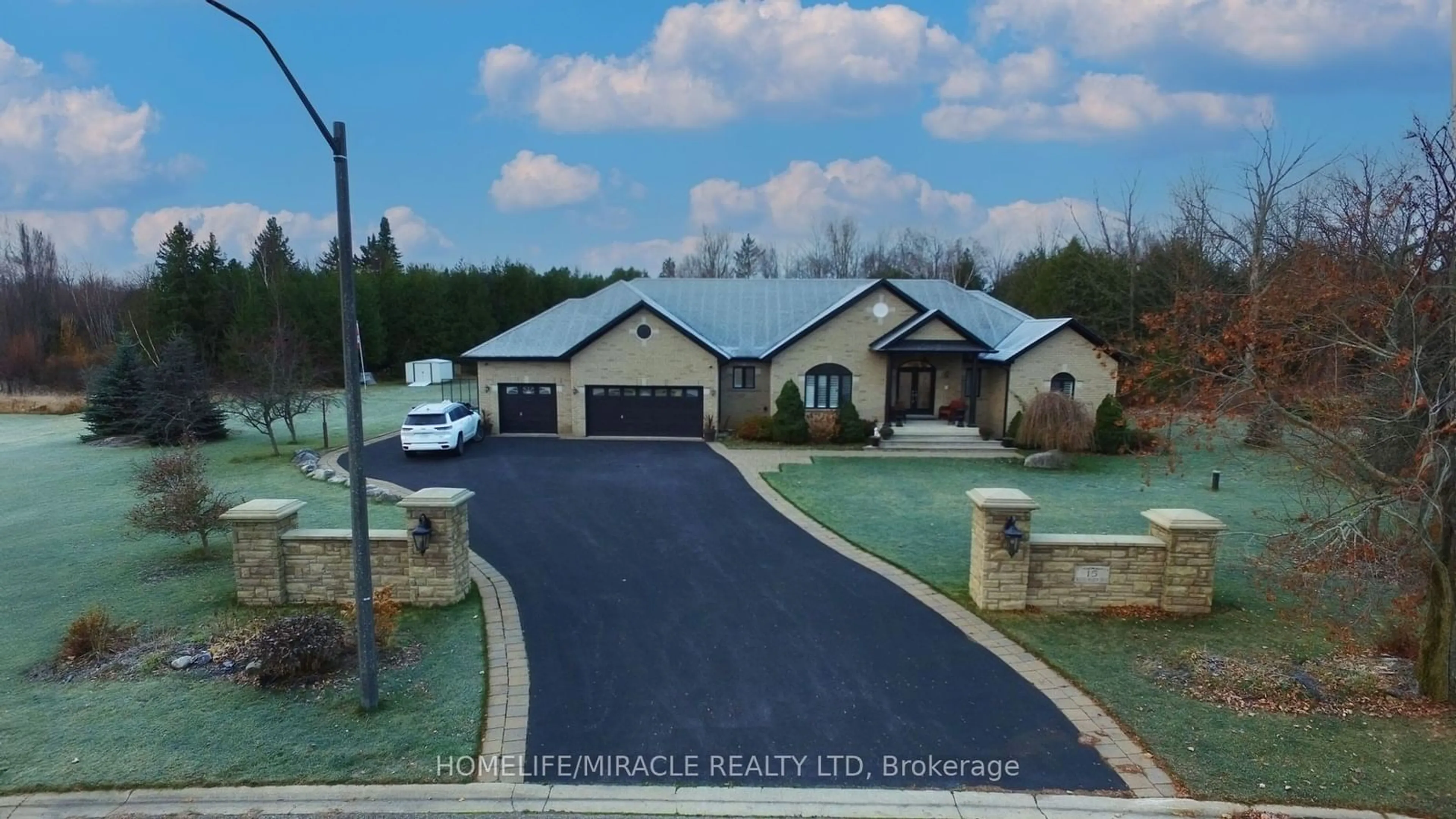 Frontside or backside of a home, the street view for 15 Rolling Meadow Dr, Caledon Ontario L7K 0N2