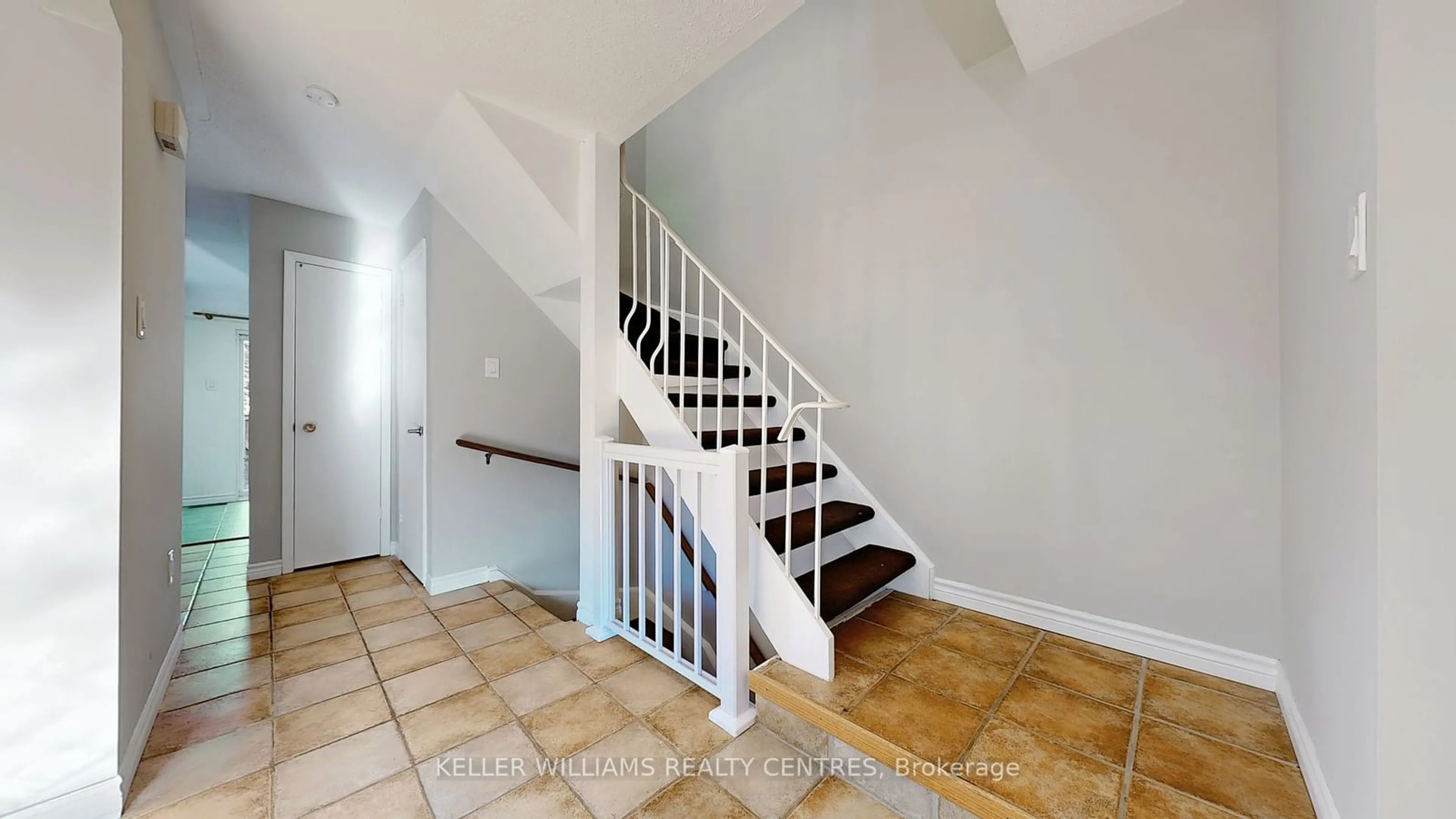 Indoor foyer, not visible floor for 2825 Gananoque Dr #43, Mississauga Ontario L5N 1V6