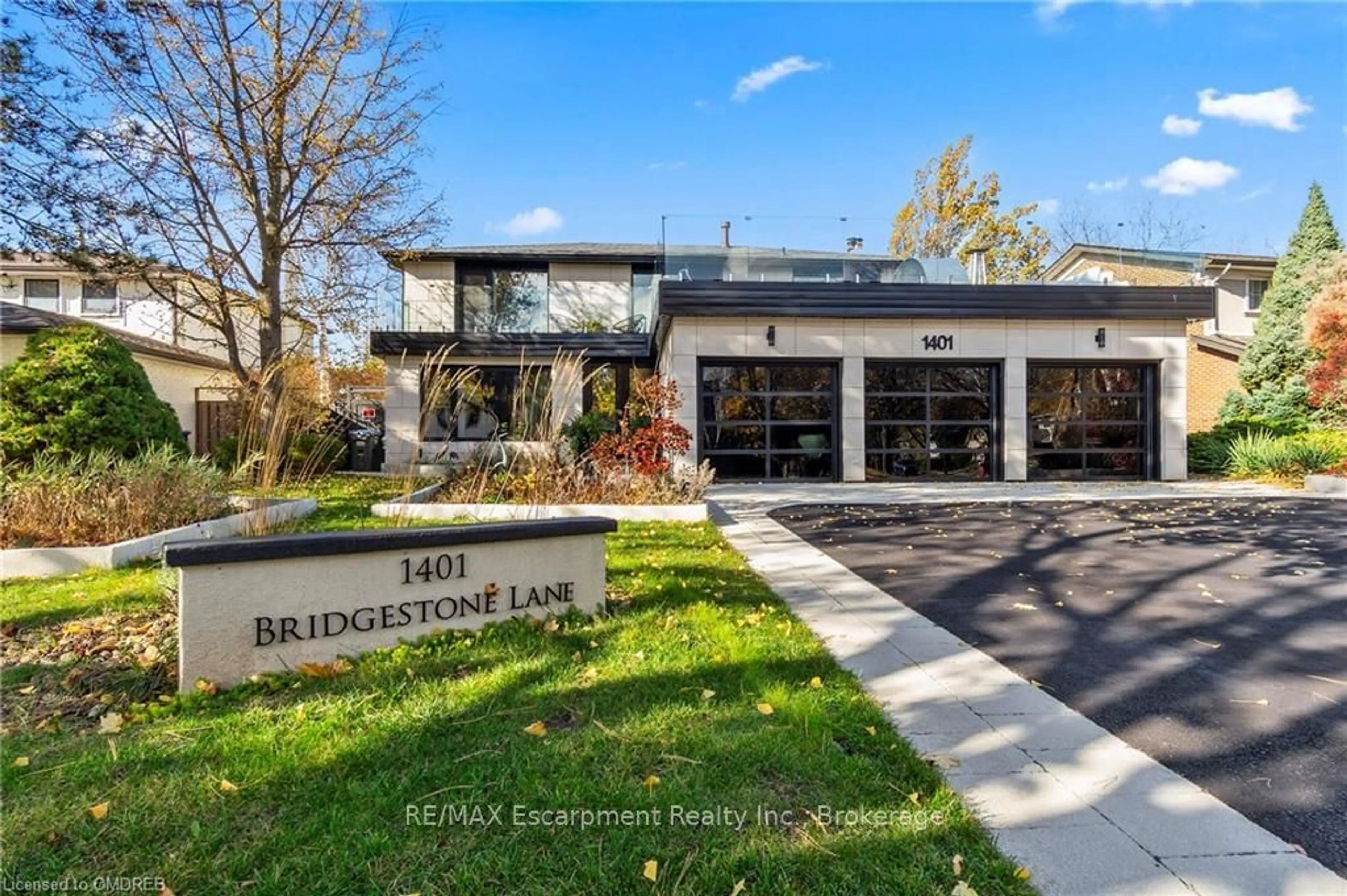 A pic from exterior of the house or condo, the front or back of building for 1401 BRIDGESTONE Lane, Mississauga Ontario L5J 4E1