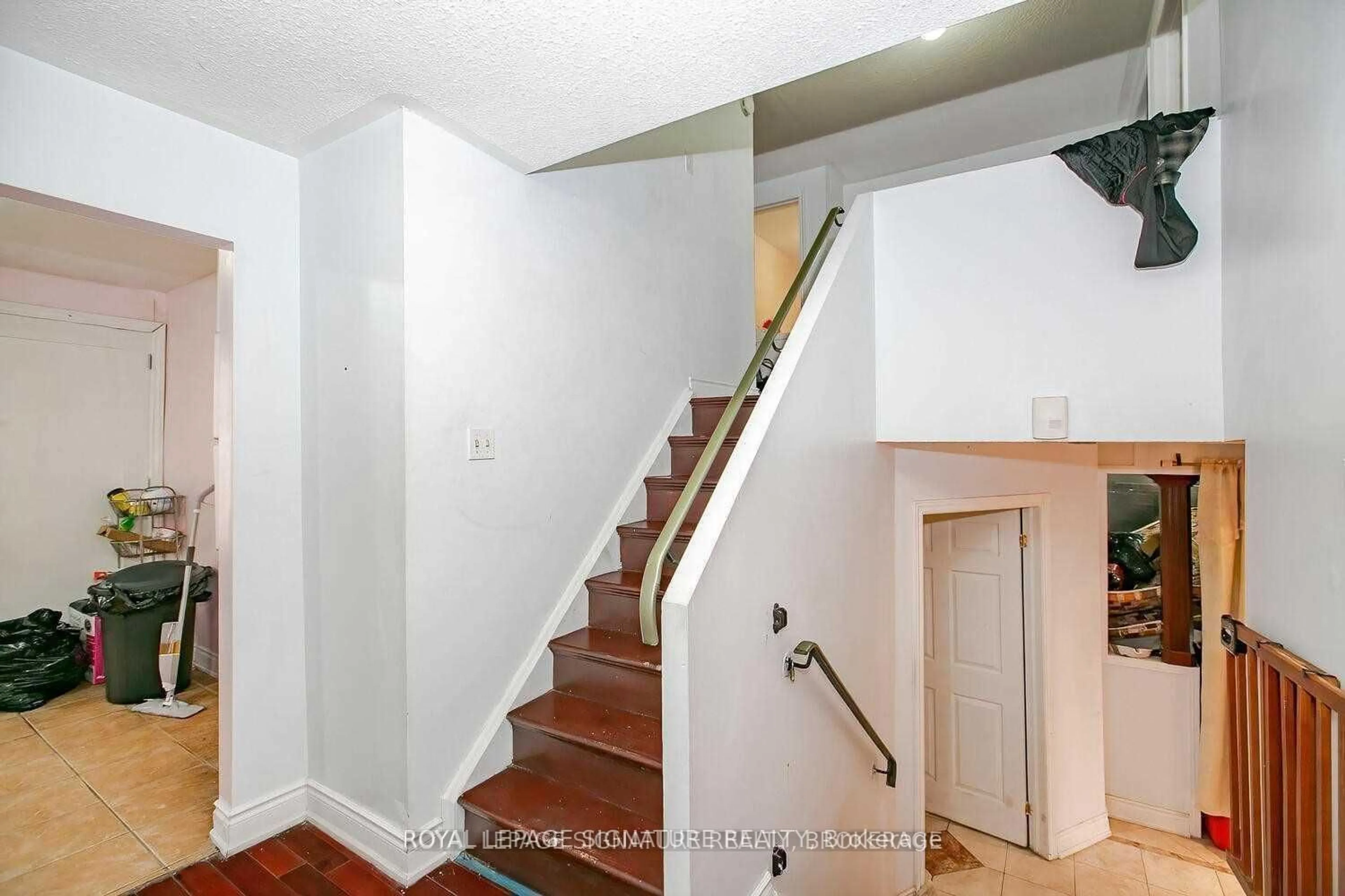 Stairs for 7615 Netherwood Rd, Mississauga Ontario L4T 3G8