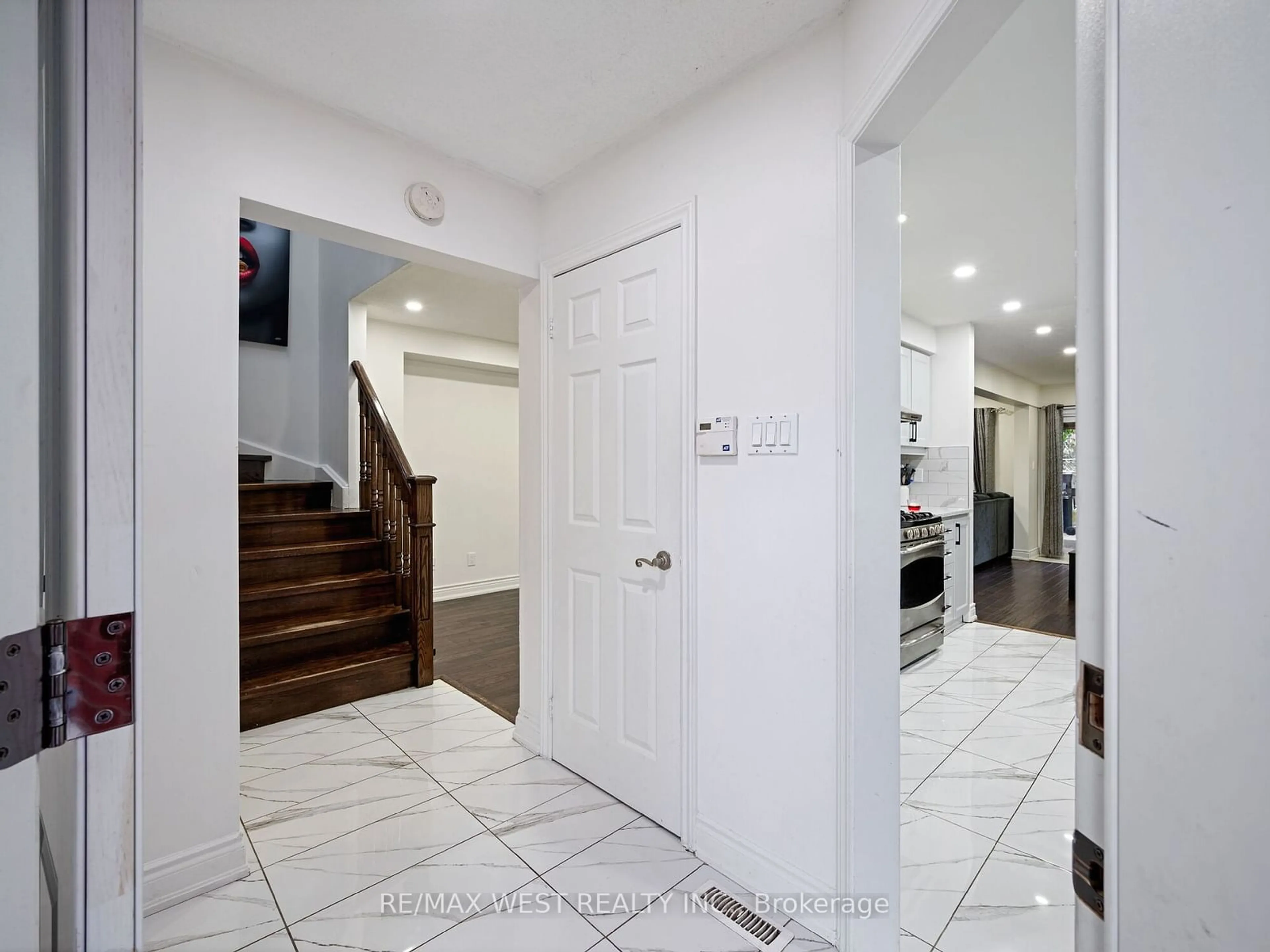 Indoor entryway, wood floors for 126 Sandmere Ave, Brampton Ontario L6Z 4A3