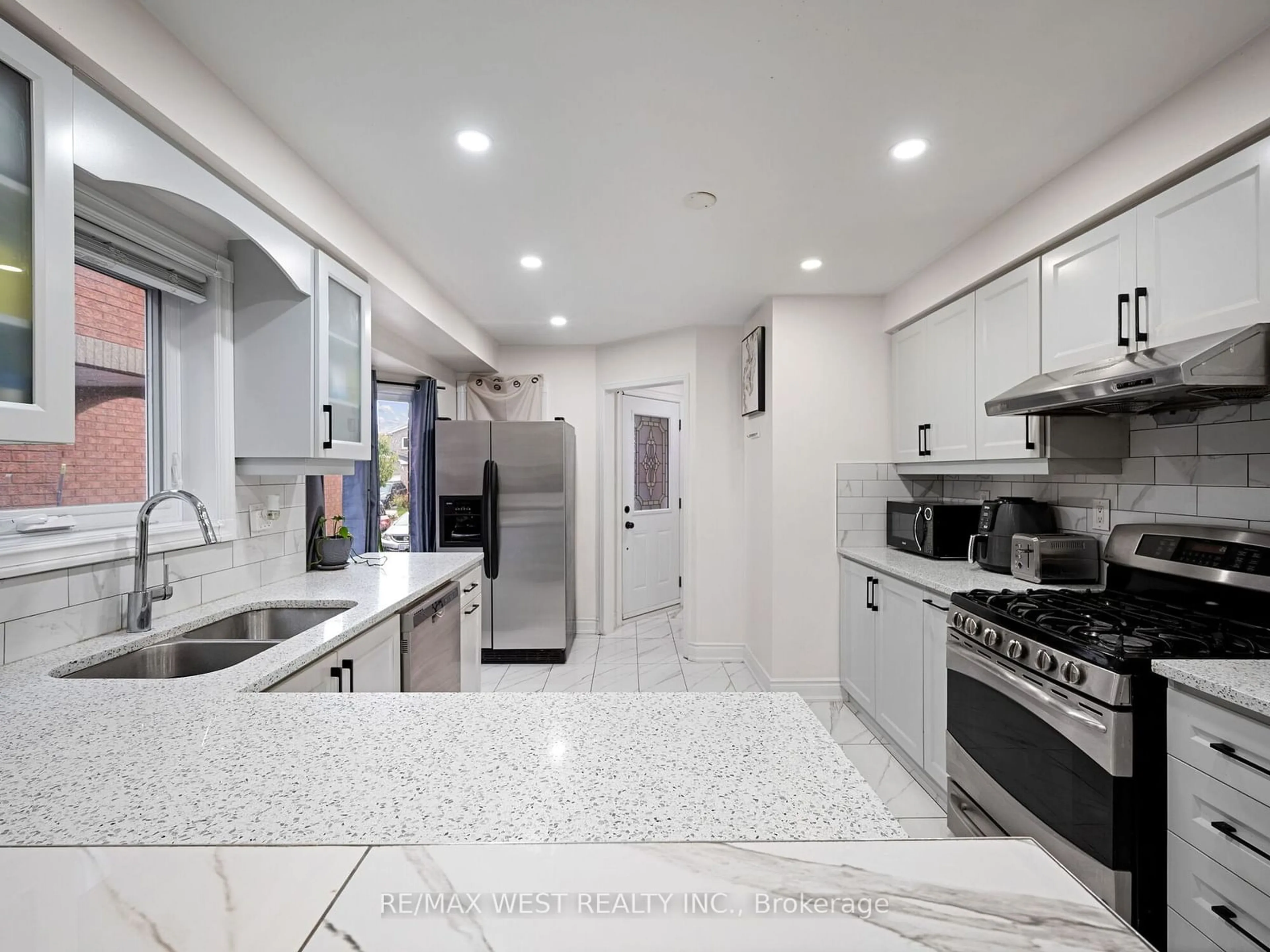 Contemporary kitchen, ceramic floors for 126 Sandmere Ave, Brampton Ontario L6Z 4A3