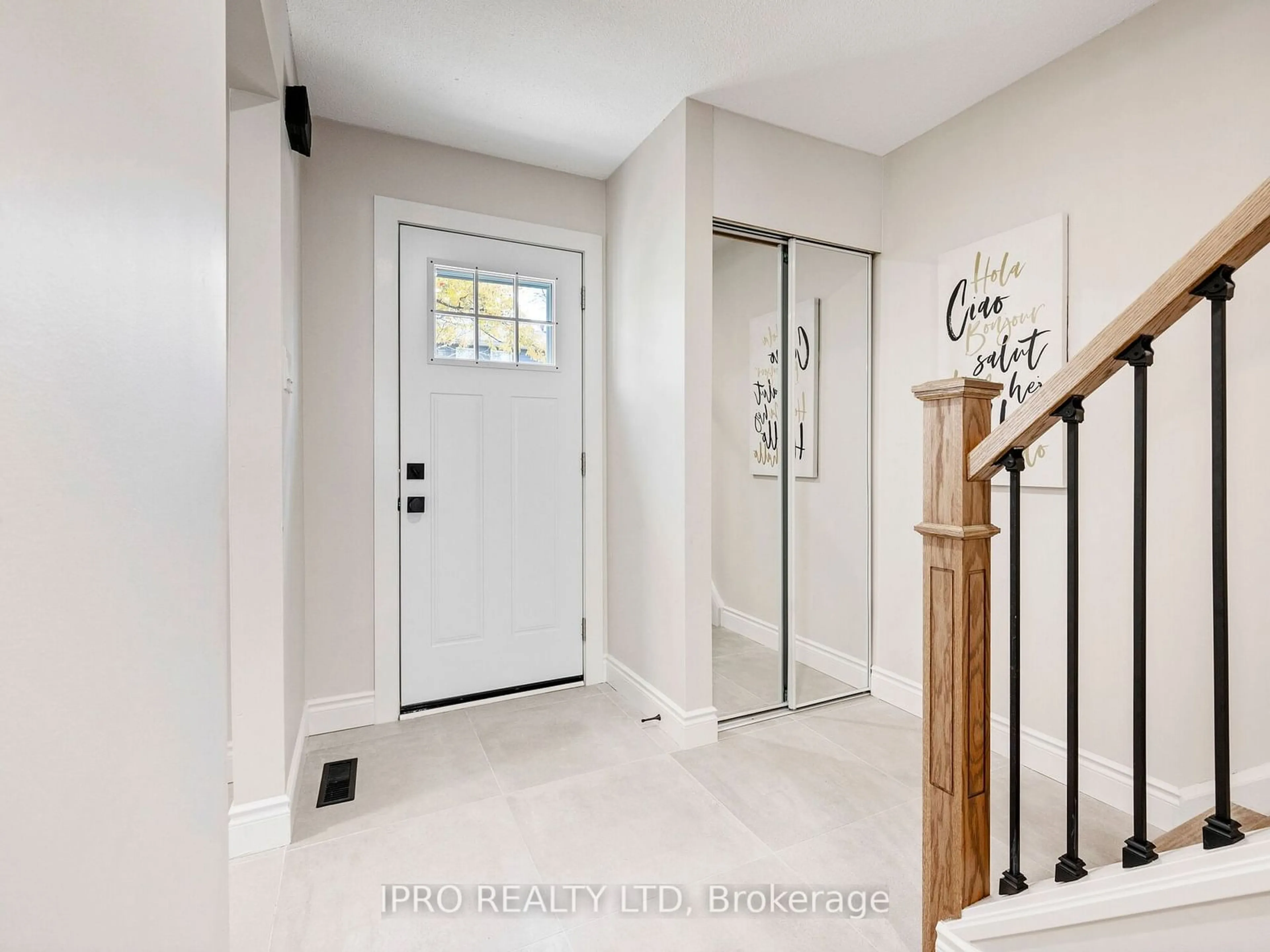 Indoor entryway, wood floors for 1050 Shawnmarr Rd #109, Mississauga Ontario L5H 3V1