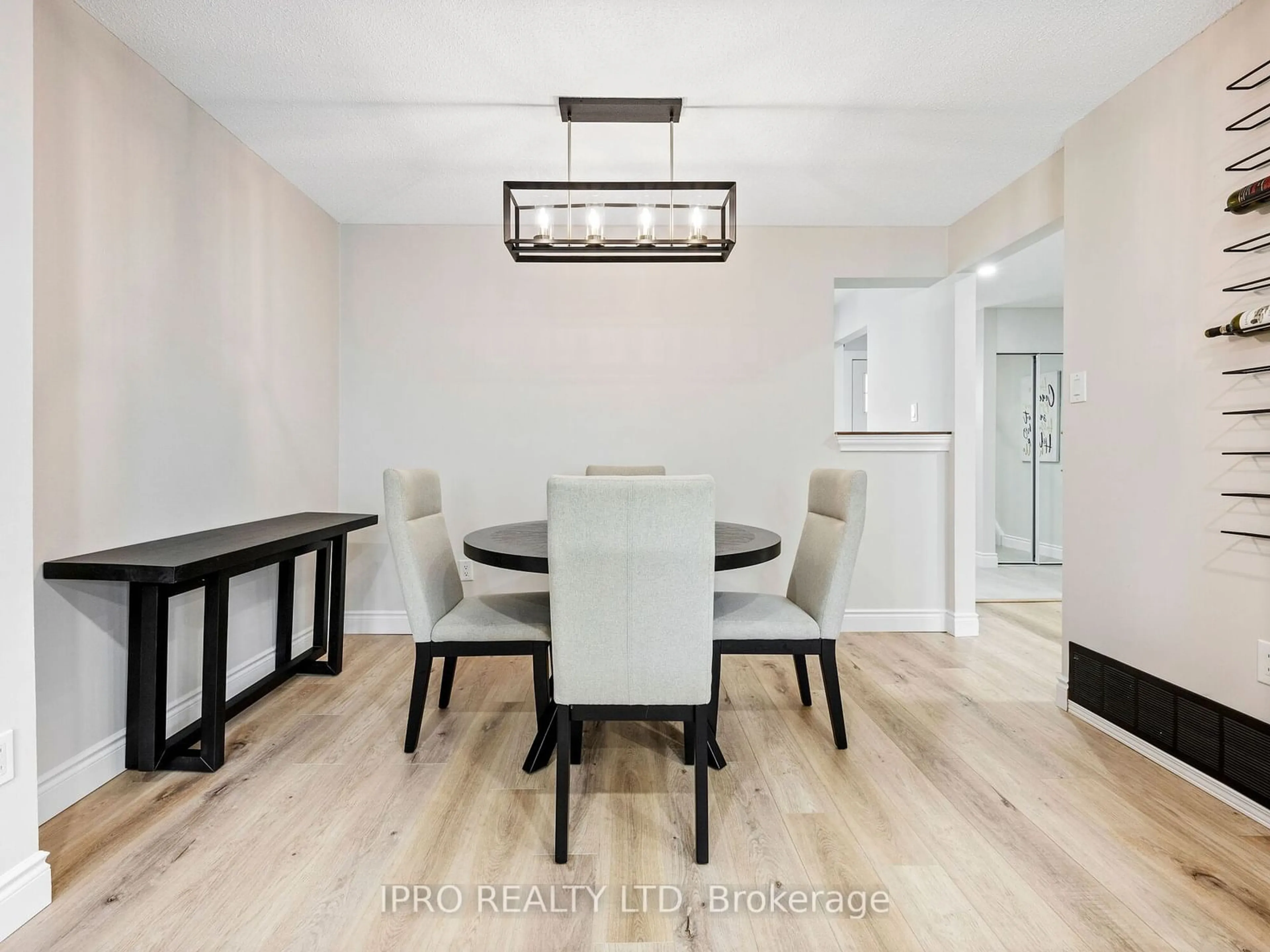 Dining room, wood floors for 1050 Shawnmarr Rd #109, Mississauga Ontario L5H 3V1