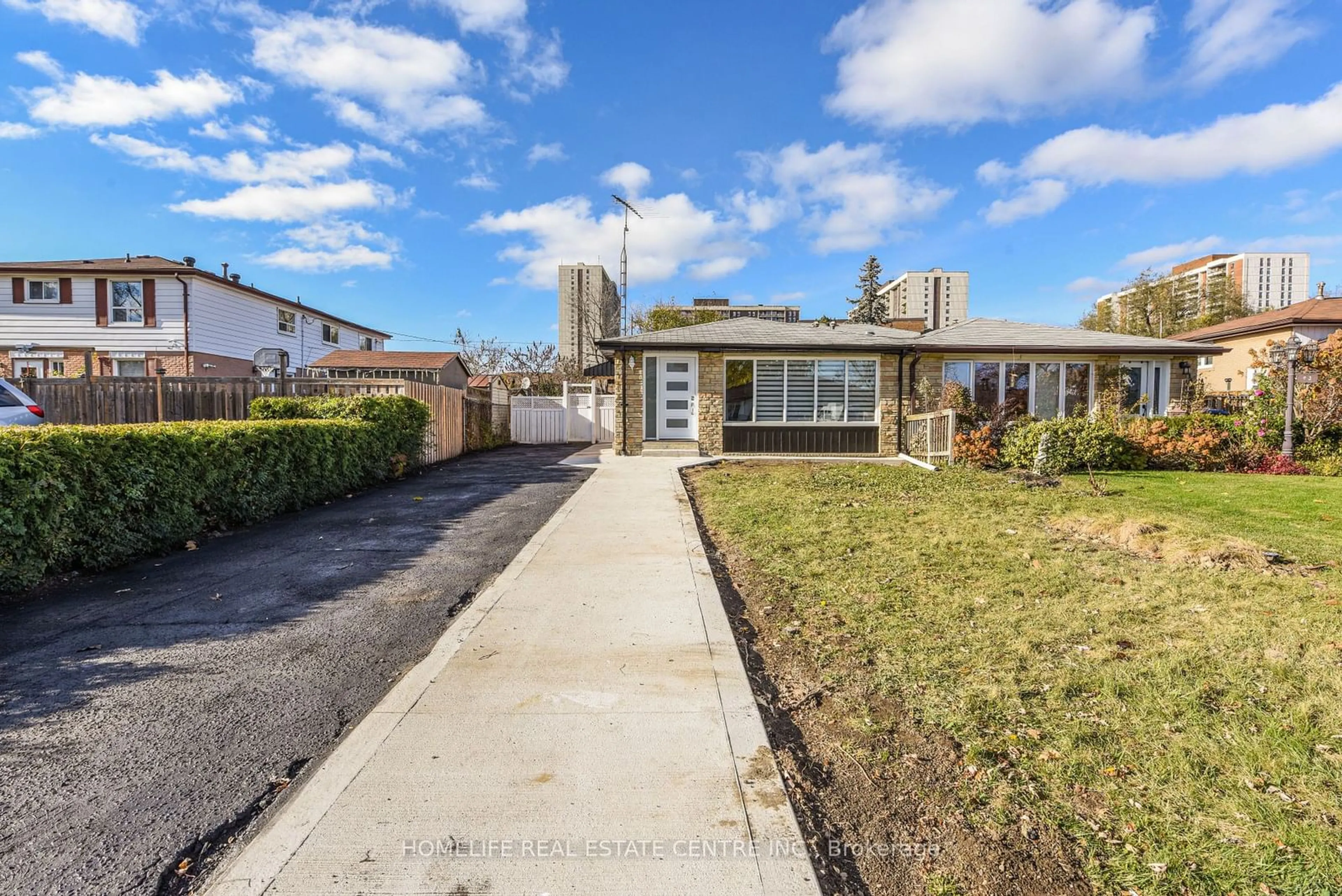 A pic from exterior of the house or condo, the street view for 95 Cathcart Cres, Brampton Ontario L6T 2A4