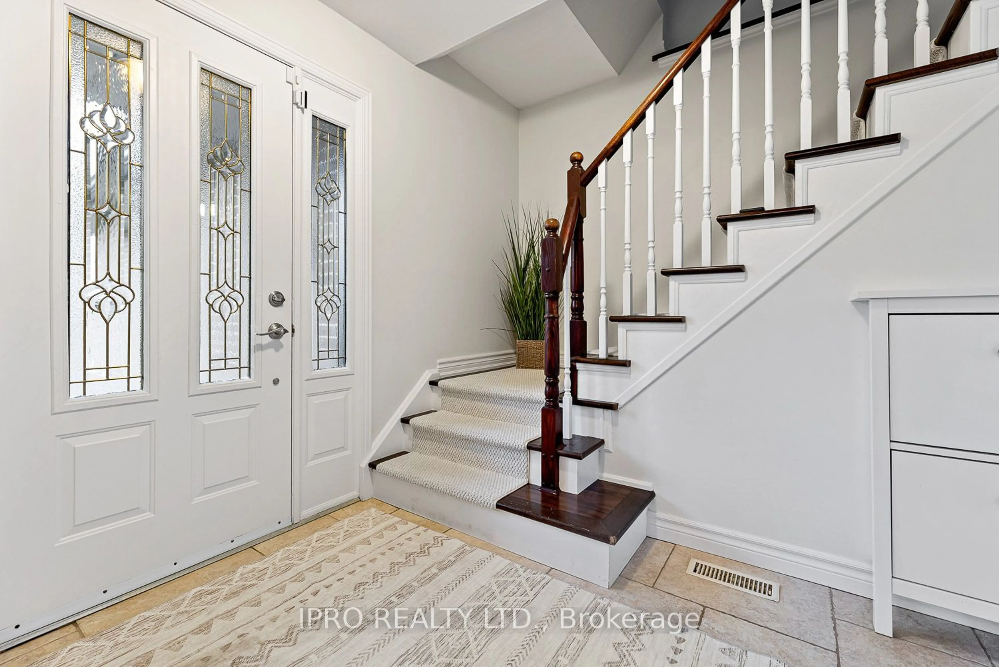 Indoor entryway, wood floors for 32 River View Dr, Brampton Ontario L6W 2E5