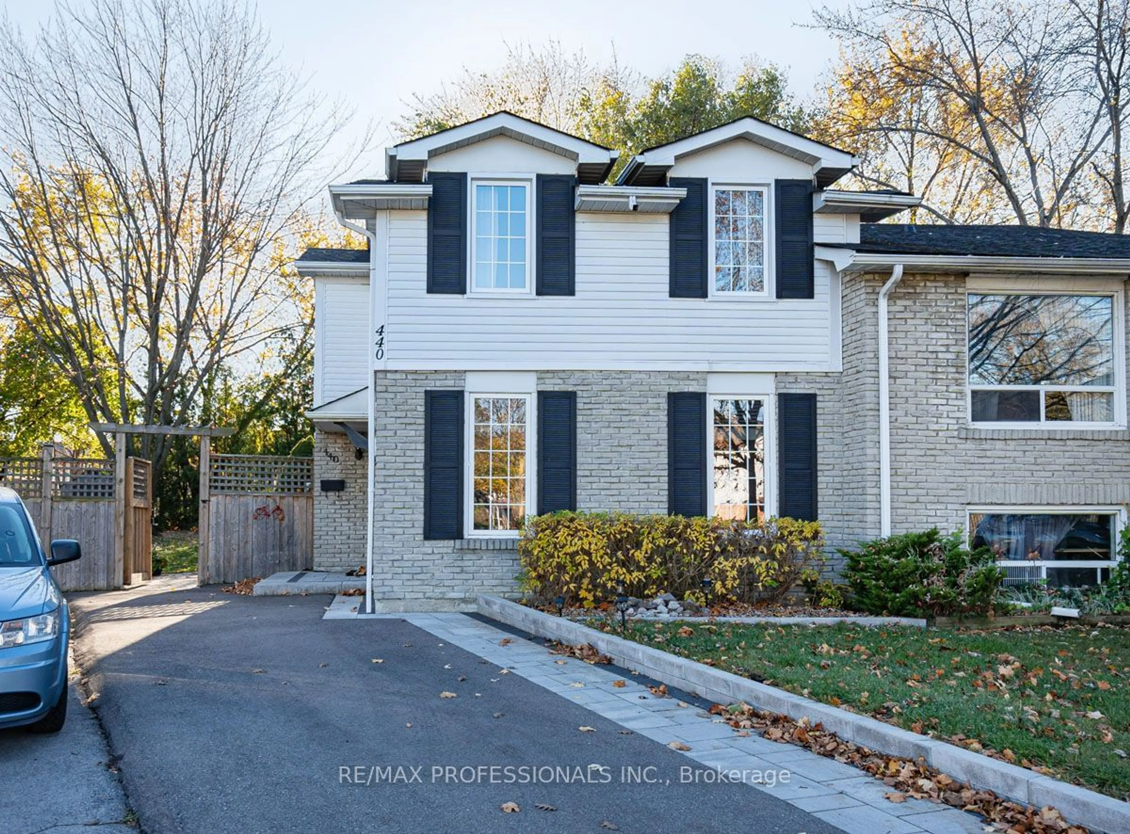 Home with brick exterior material for 440 Galesdowns Crt, Mississauga Ontario L5A 3H9