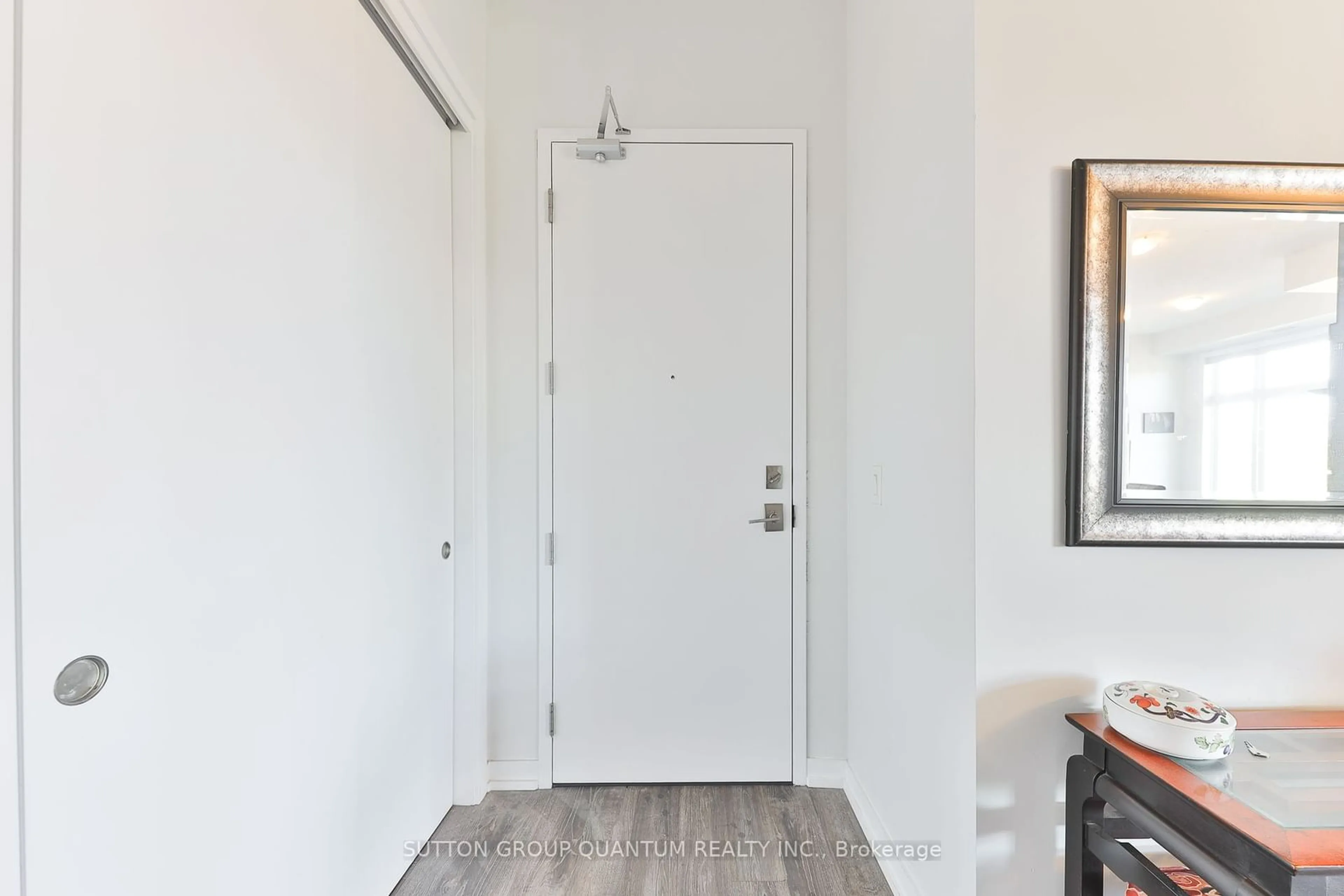 Indoor entryway, wood floors for 457 Plains Rd #418, Burlington Ontario L7T 1H1