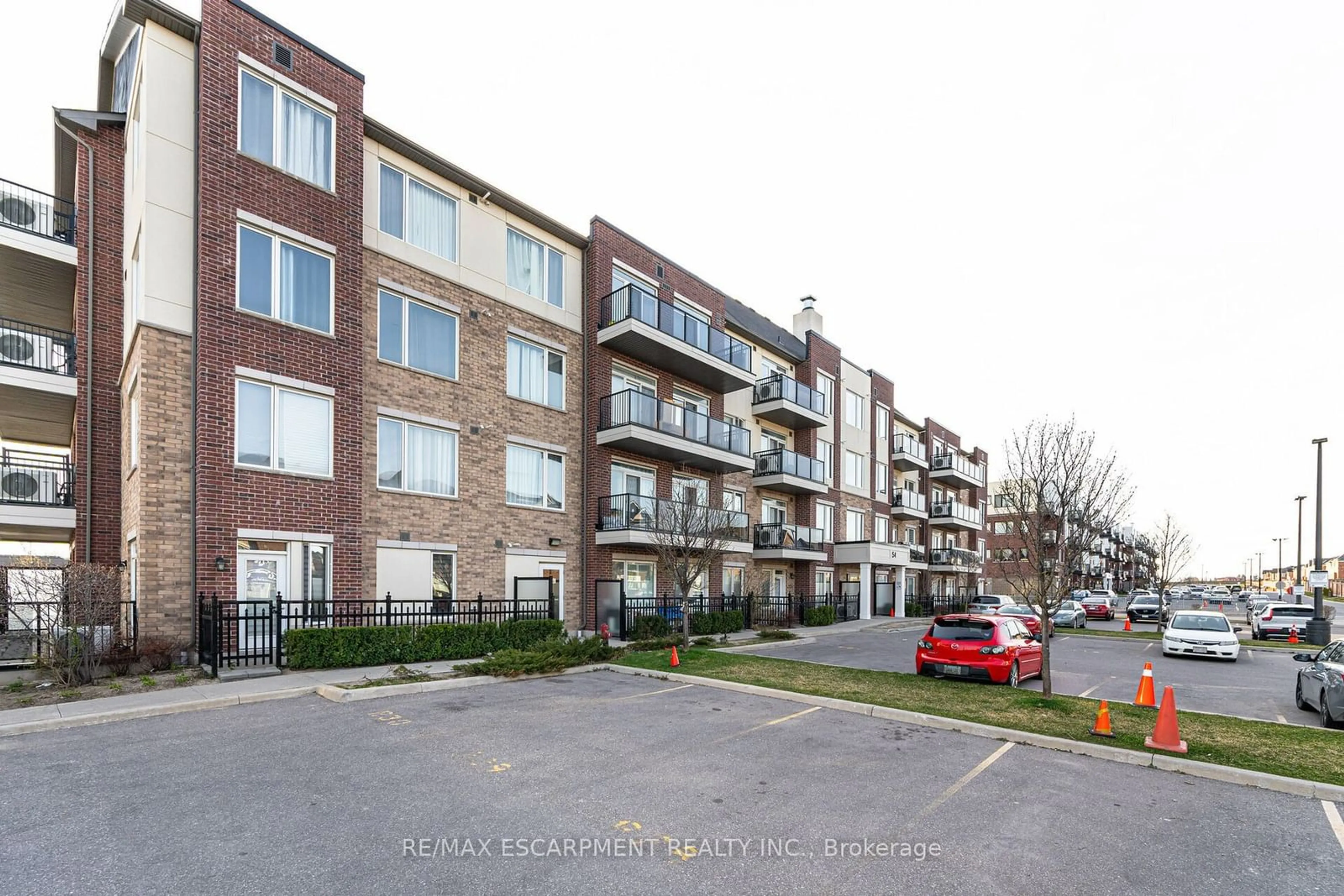 A pic from exterior of the house or condo, the front or back of building for 54 Sky Harbour Dr #105, Brampton Ontario L6Y 6B9