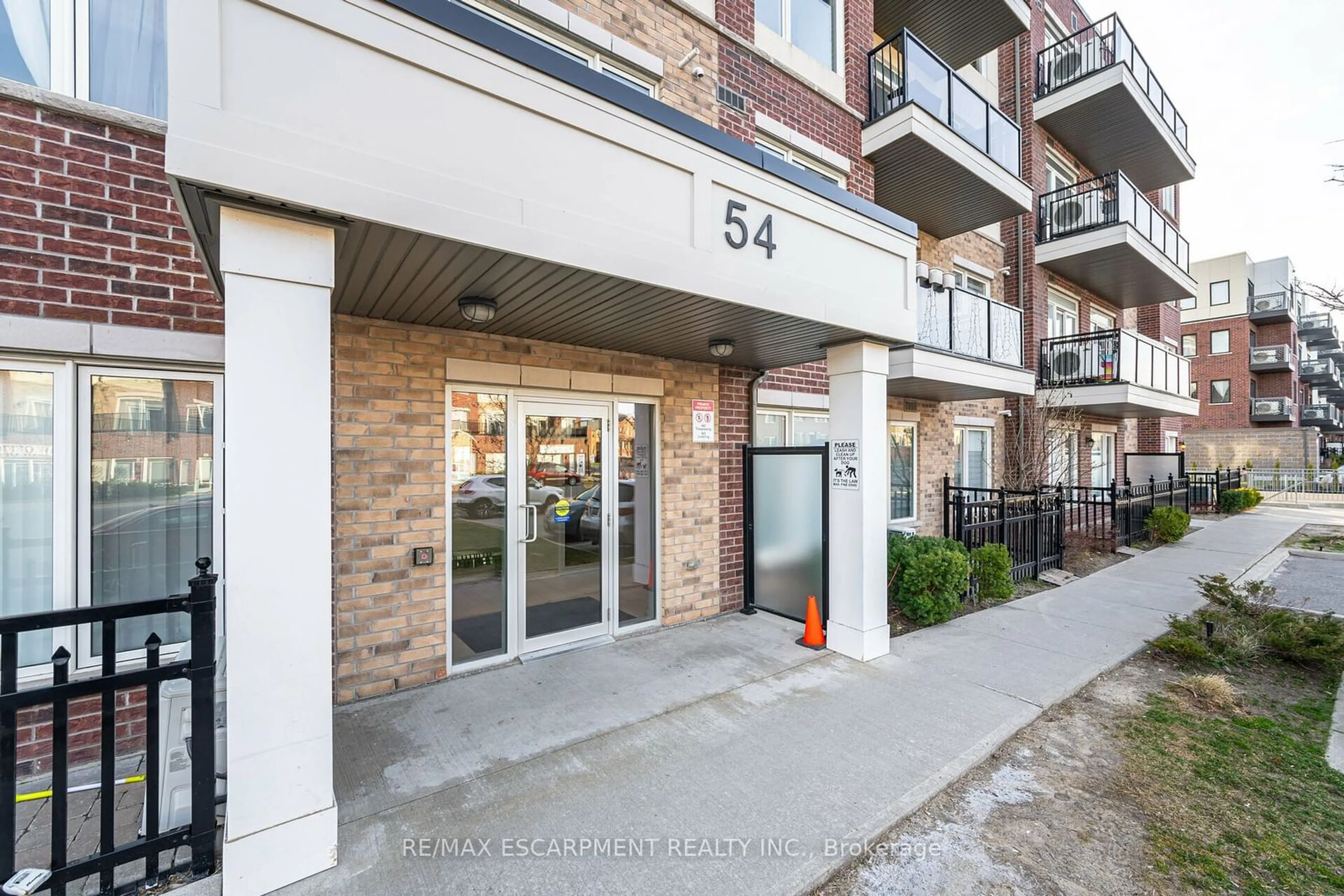 A pic from exterior of the house or condo, the front or back of building for 54 Sky Harbour Dr #105, Brampton Ontario L6Y 6B9