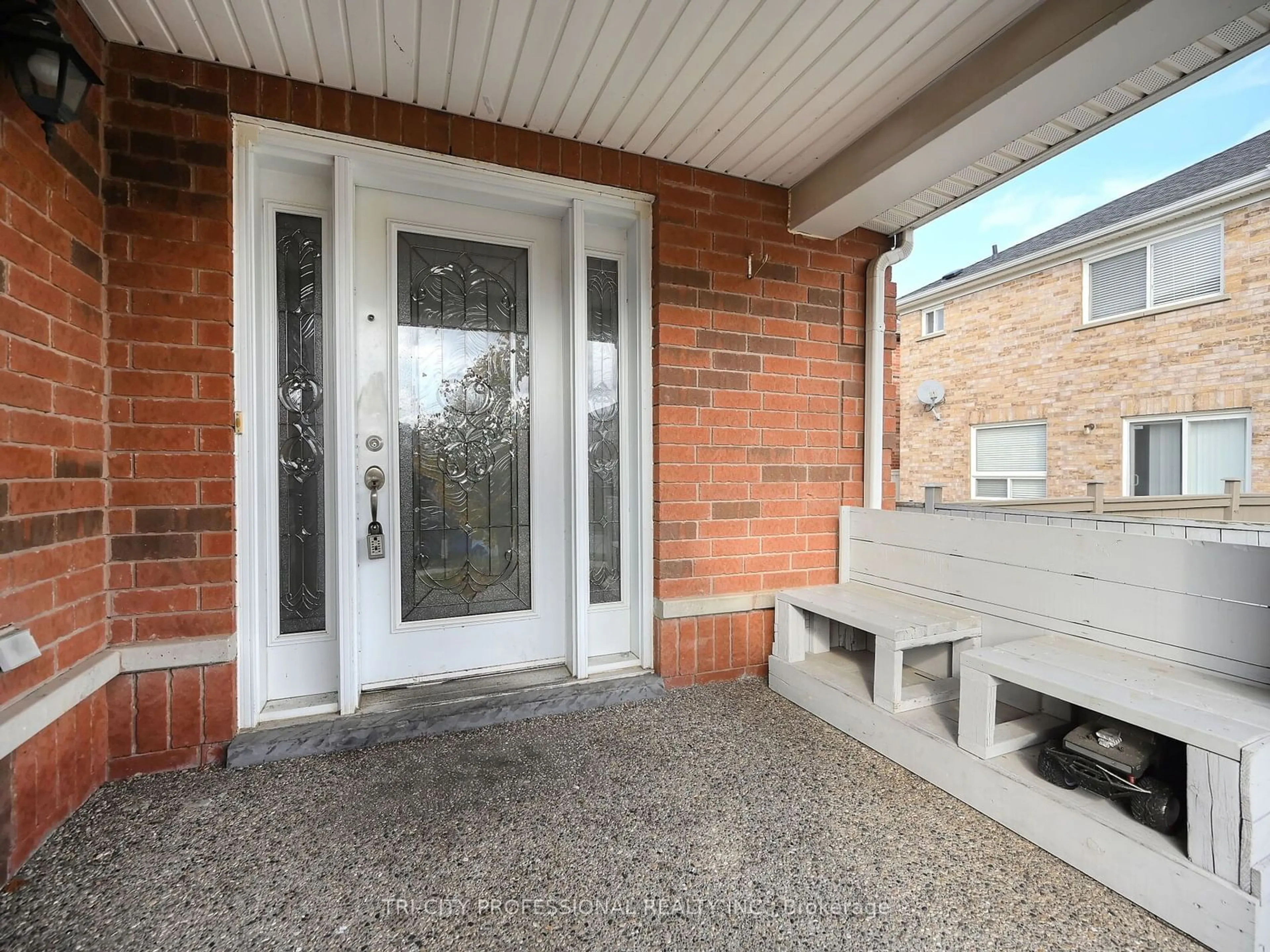 Indoor entryway, cement floor for 44 Conklin Dr, Brampton Ontario L7A 3P5