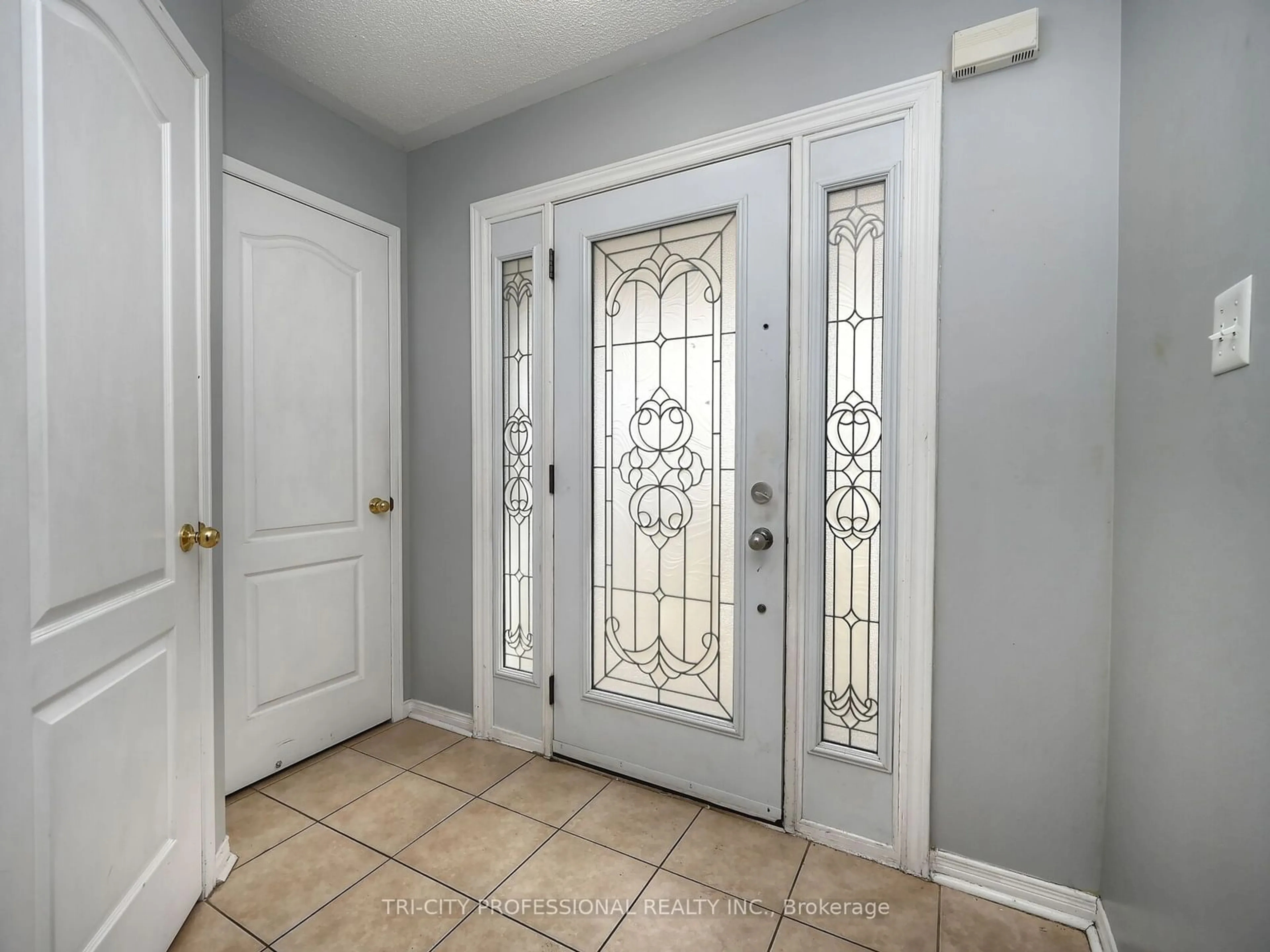 Indoor entryway, wood floors for 44 Conklin Dr, Brampton Ontario L7A 3P5