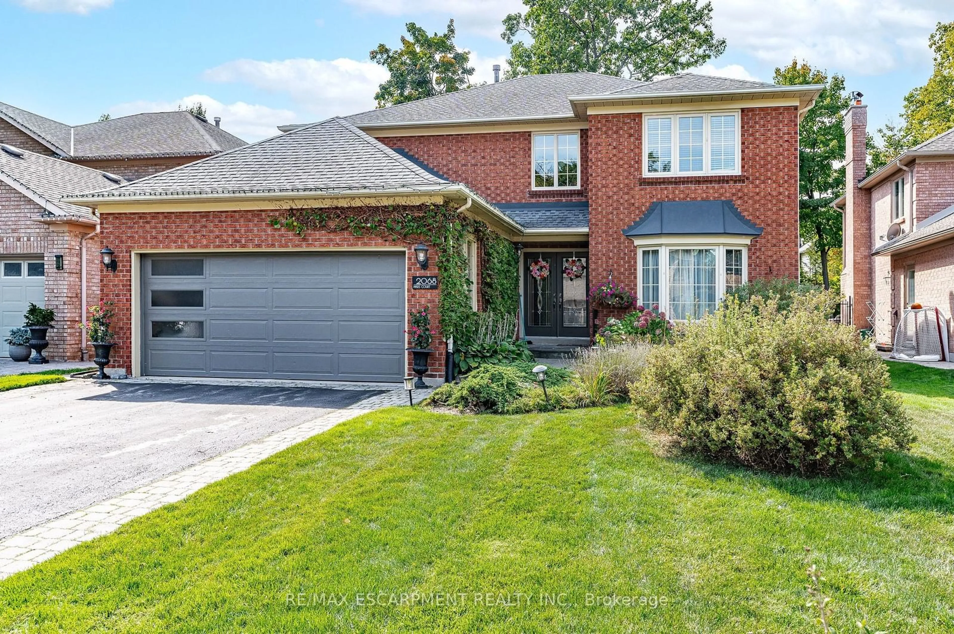 Home with brick exterior material for 2068 Pipers Crt, Burlington Ontario L7M 3W1