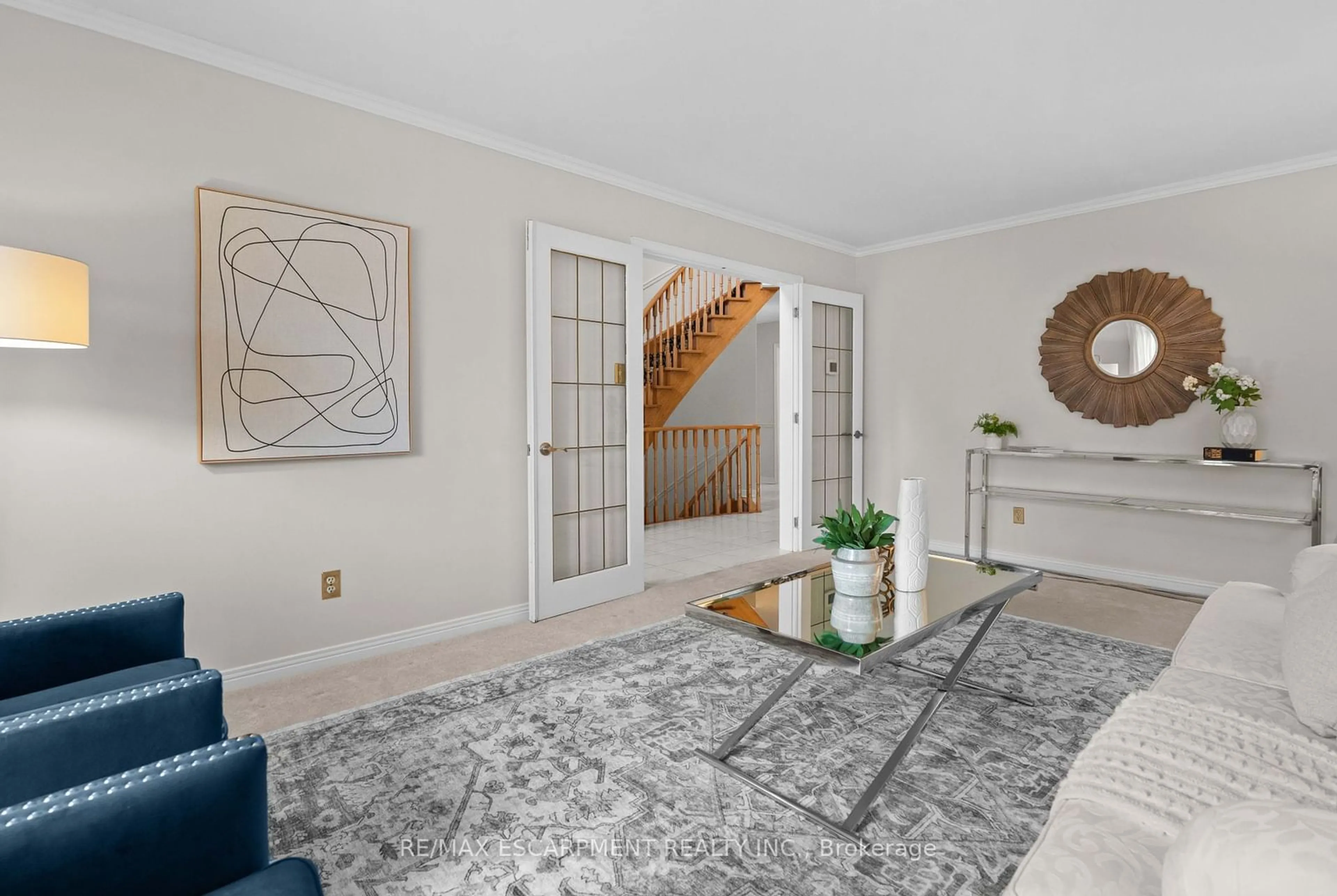 Indoor entryway, carpet floors for 2068 Pipers Crt, Burlington Ontario L7M 3W1