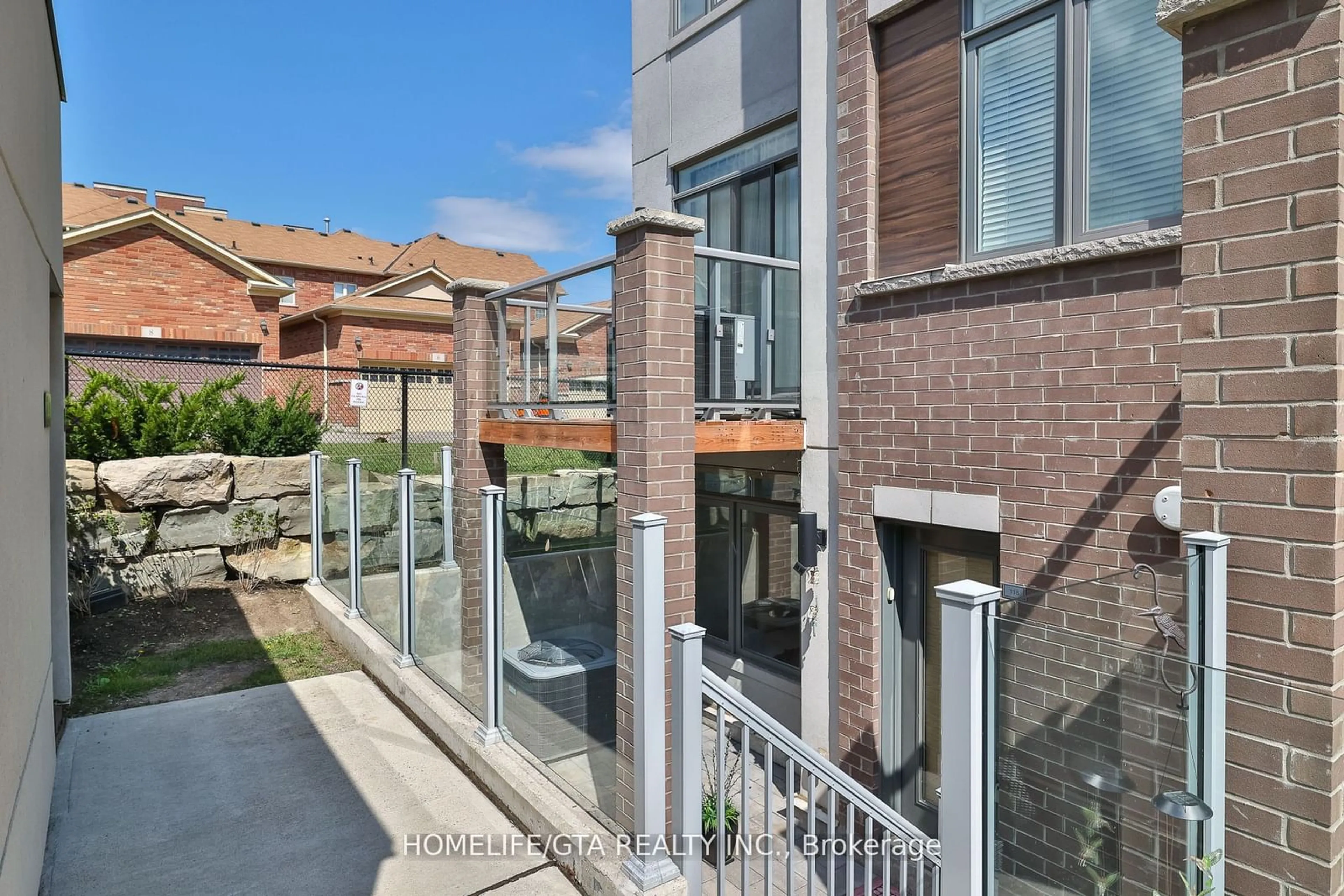 A pic from exterior of the house or condo, the street view for 3078 Sixth Line #118, Oakville Ontario L6M 1P8