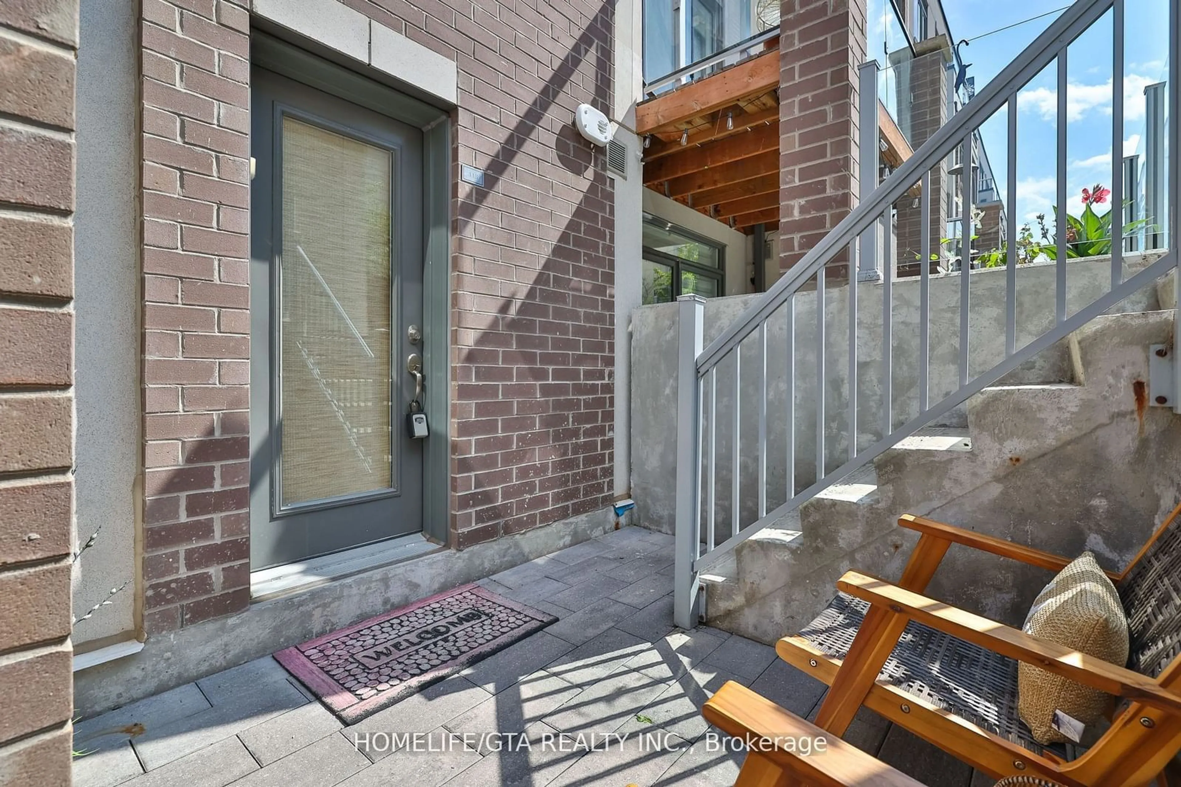 A pic from exterior of the house or condo, the street view for 3078 Sixth Line #118, Oakville Ontario L6M 1P8