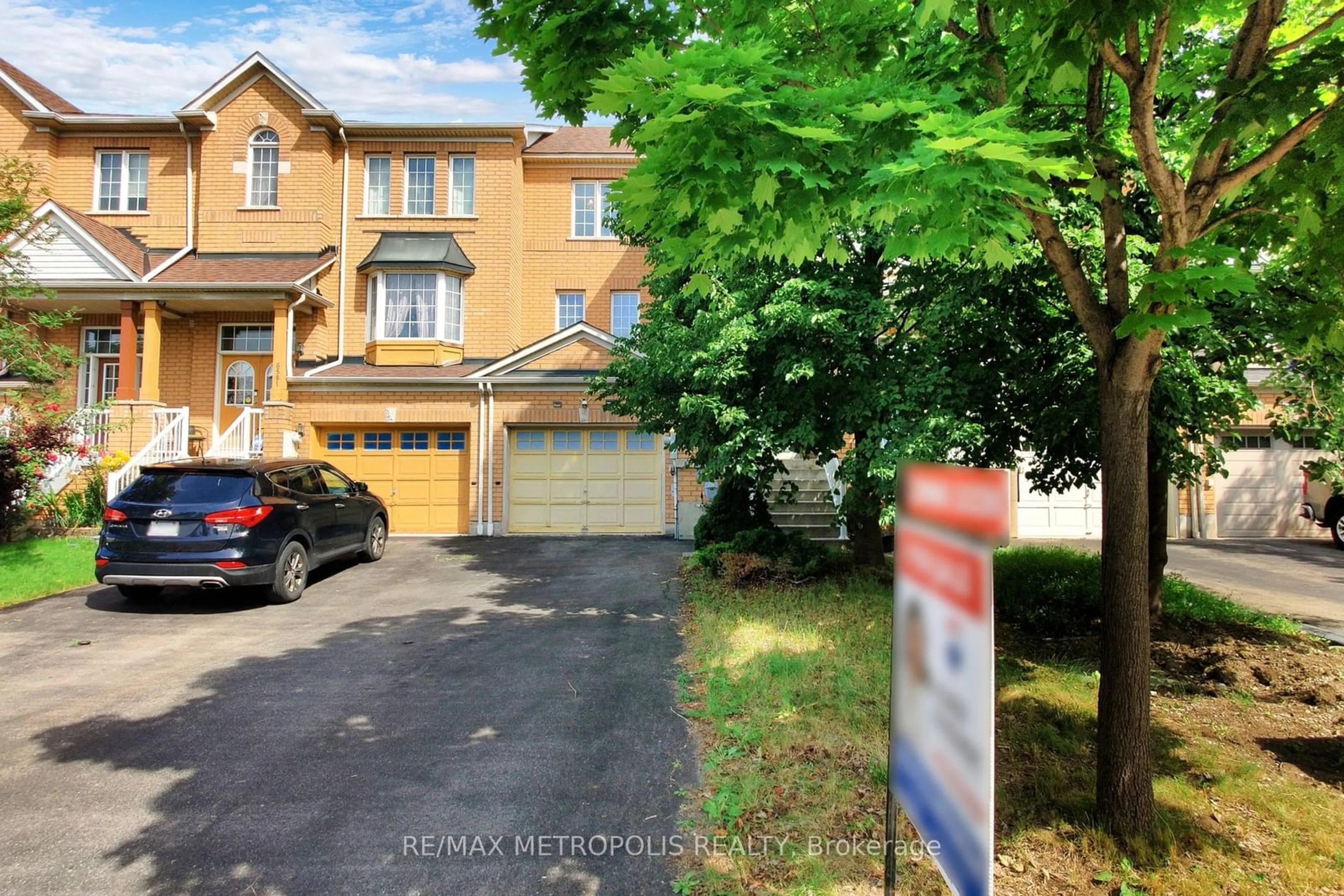 A pic from exterior of the house or condo, the street view for 6579 Jazzy Mews, Mississauga Ontario L5W 1R9