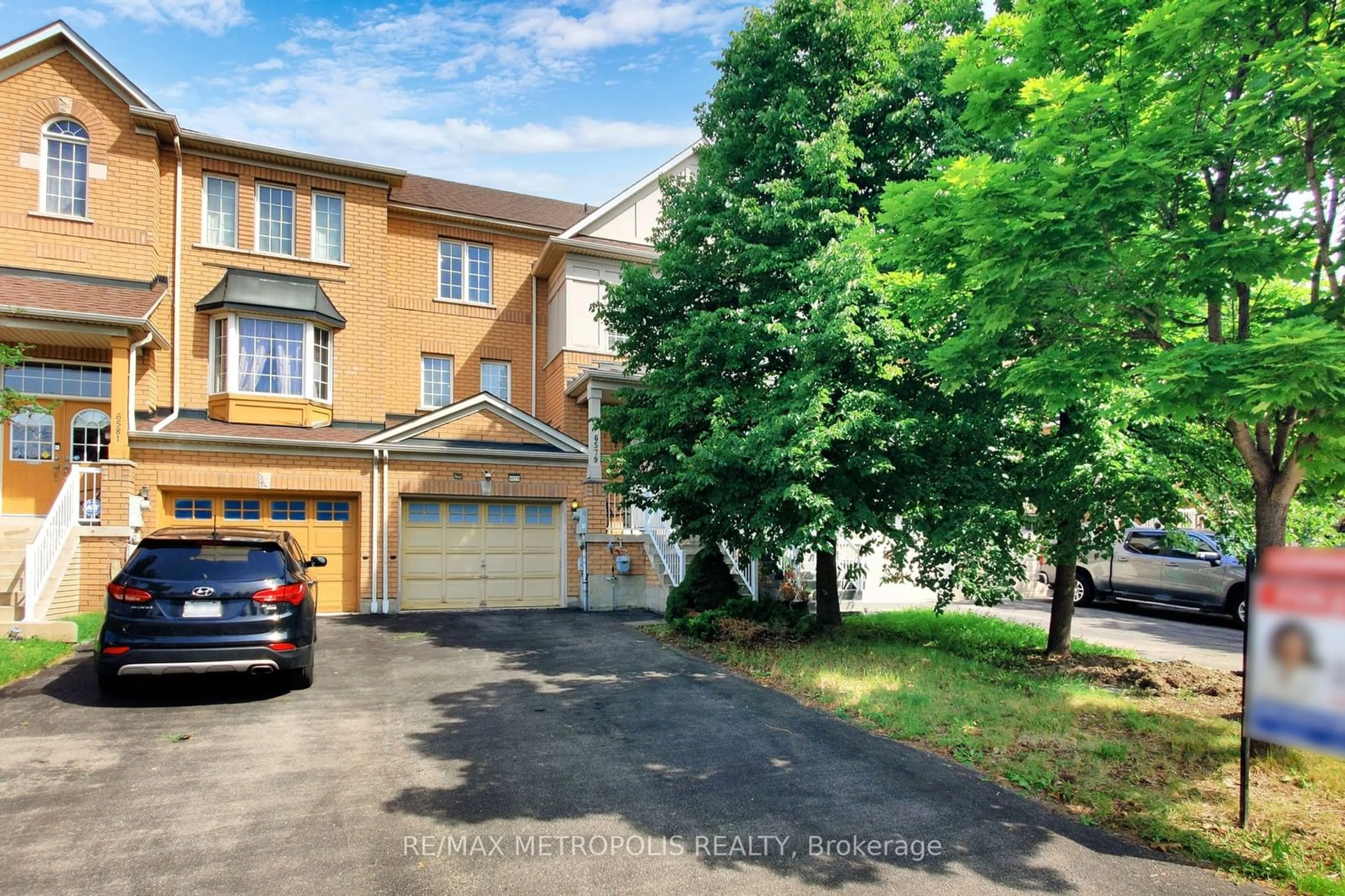 A pic from exterior of the house or condo, the street view for 6579 Jazzy Mews, Mississauga Ontario L5W 1R9