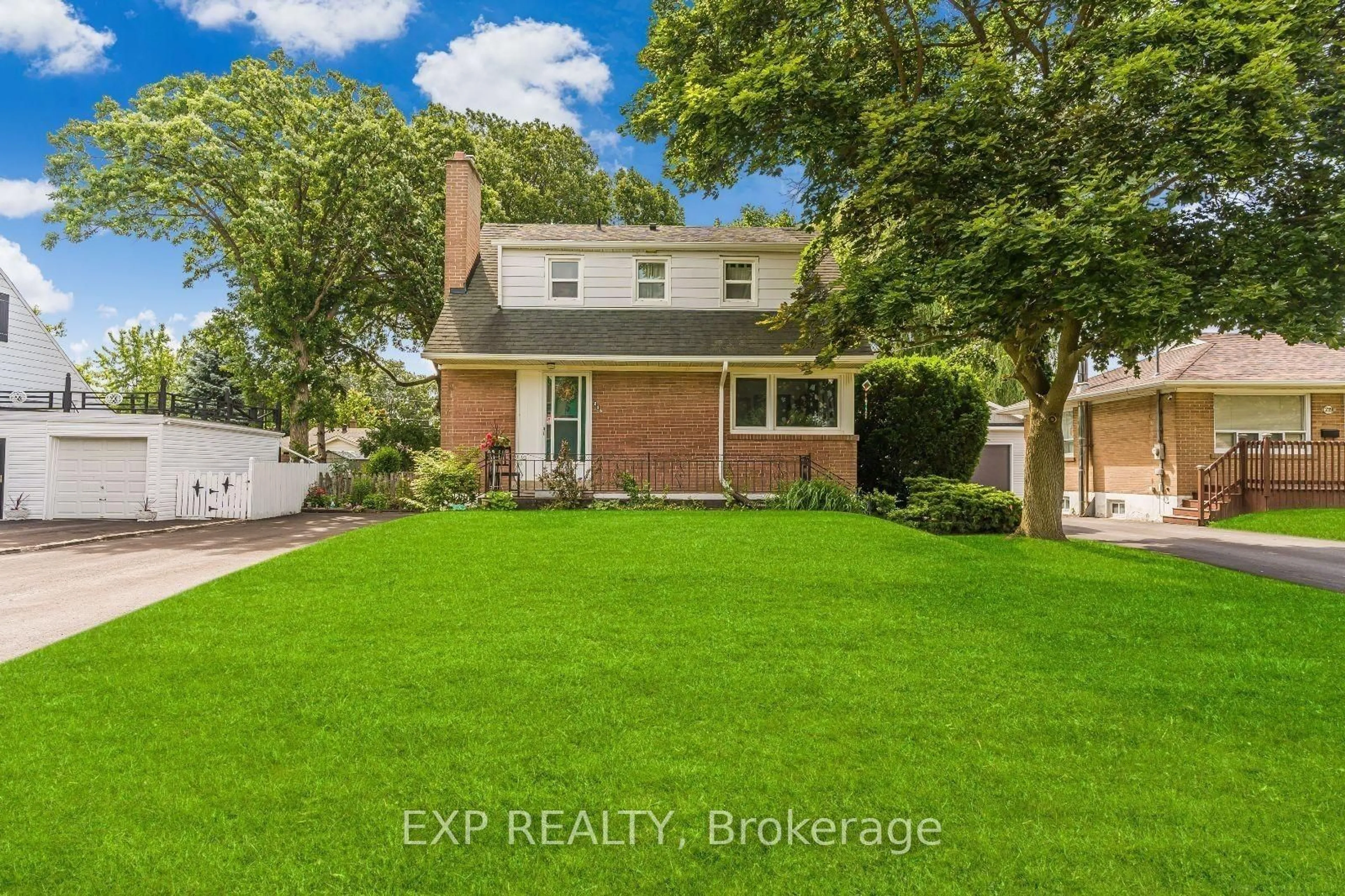 Frontside or backside of a home, the street view for 215 Elmwood Cres, Milton Ontario L9T 1C3