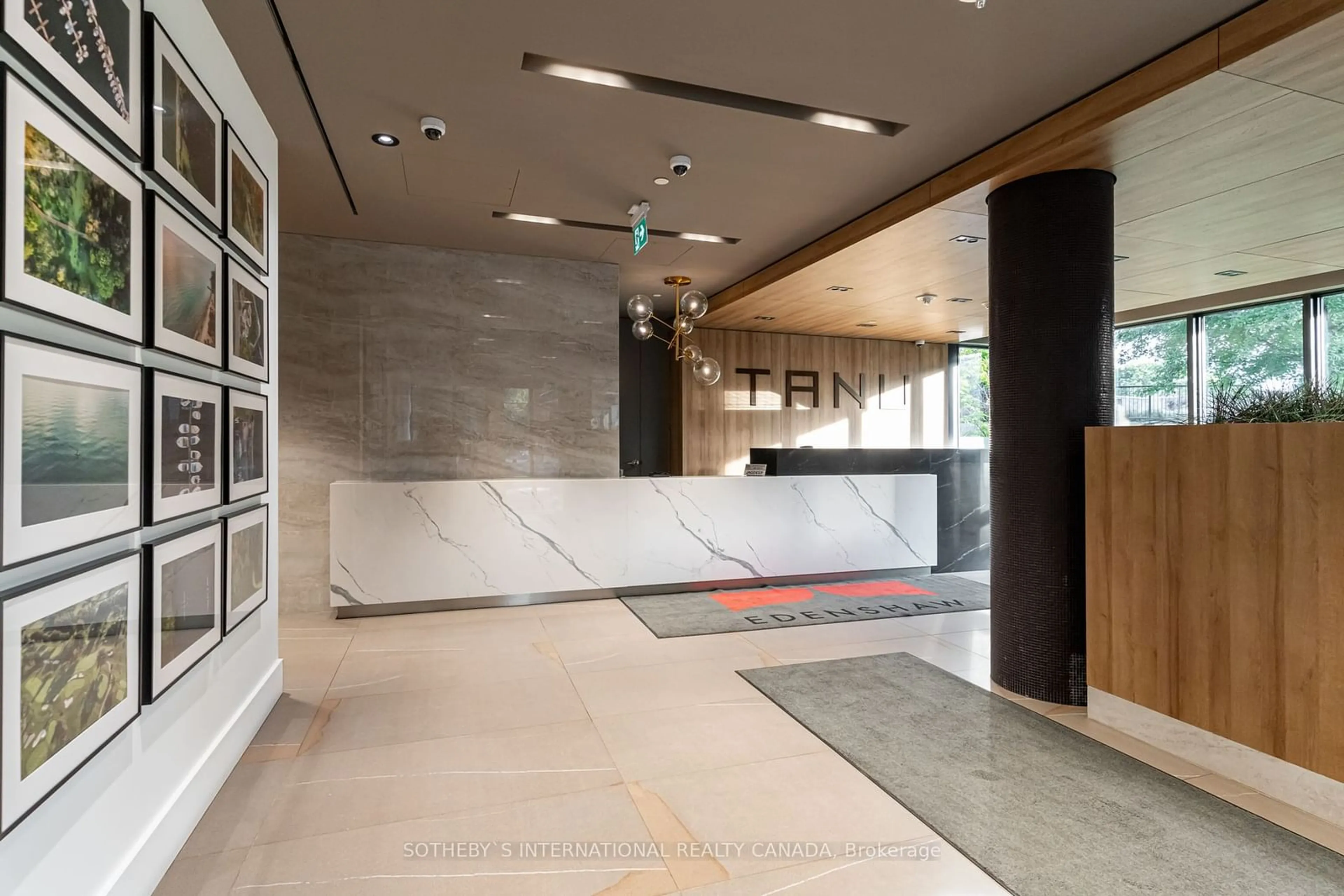 Indoor lobby, cement floor for 21 Park St #707, Mississauga Ontario L5G 0C2