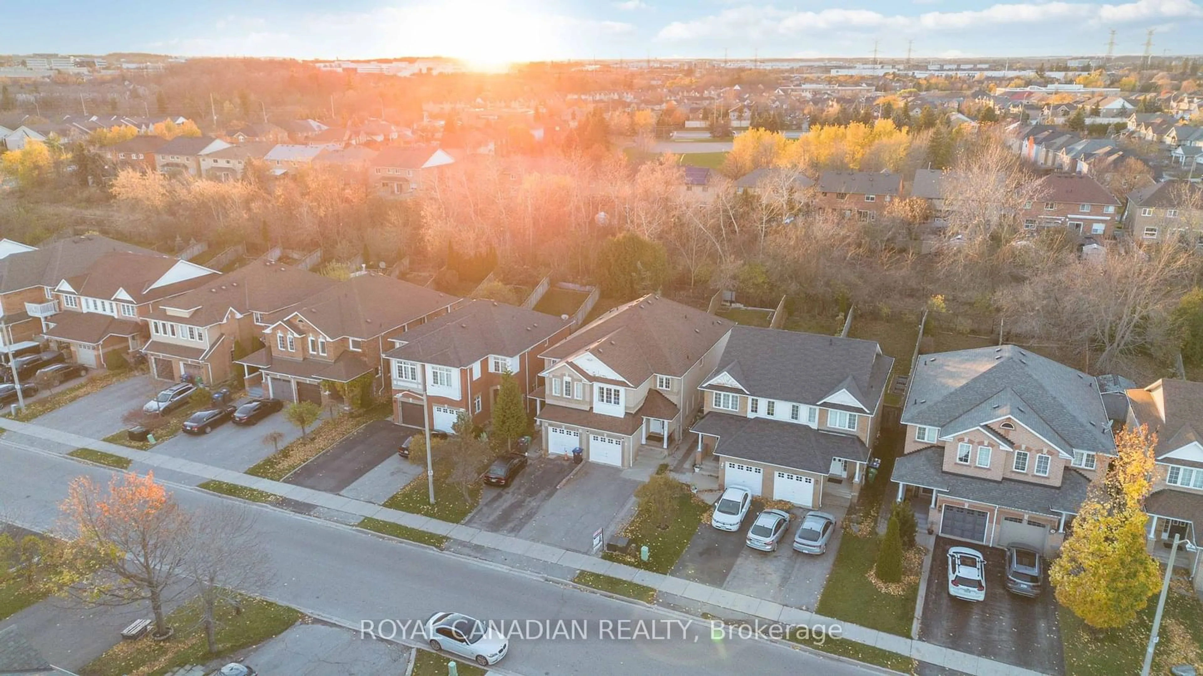 A pic from exterior of the house or condo, the street view for 7174 Frontier Rdge, Mississauga Ontario L5N 7R2