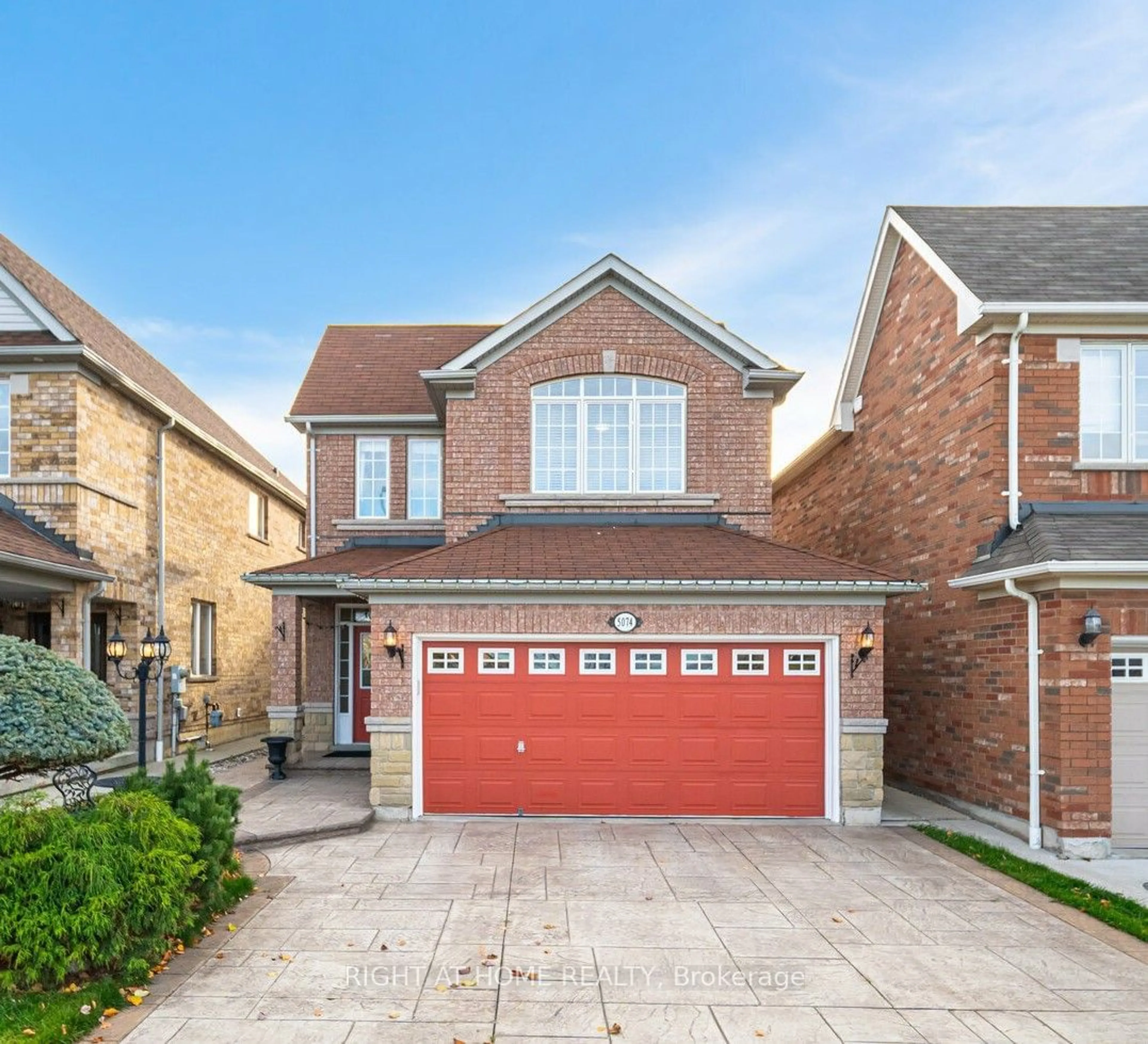 Frontside or backside of a home, the street view for 5074 Oscar Peterson Blvd, Mississauga Ontario L5M 7W3