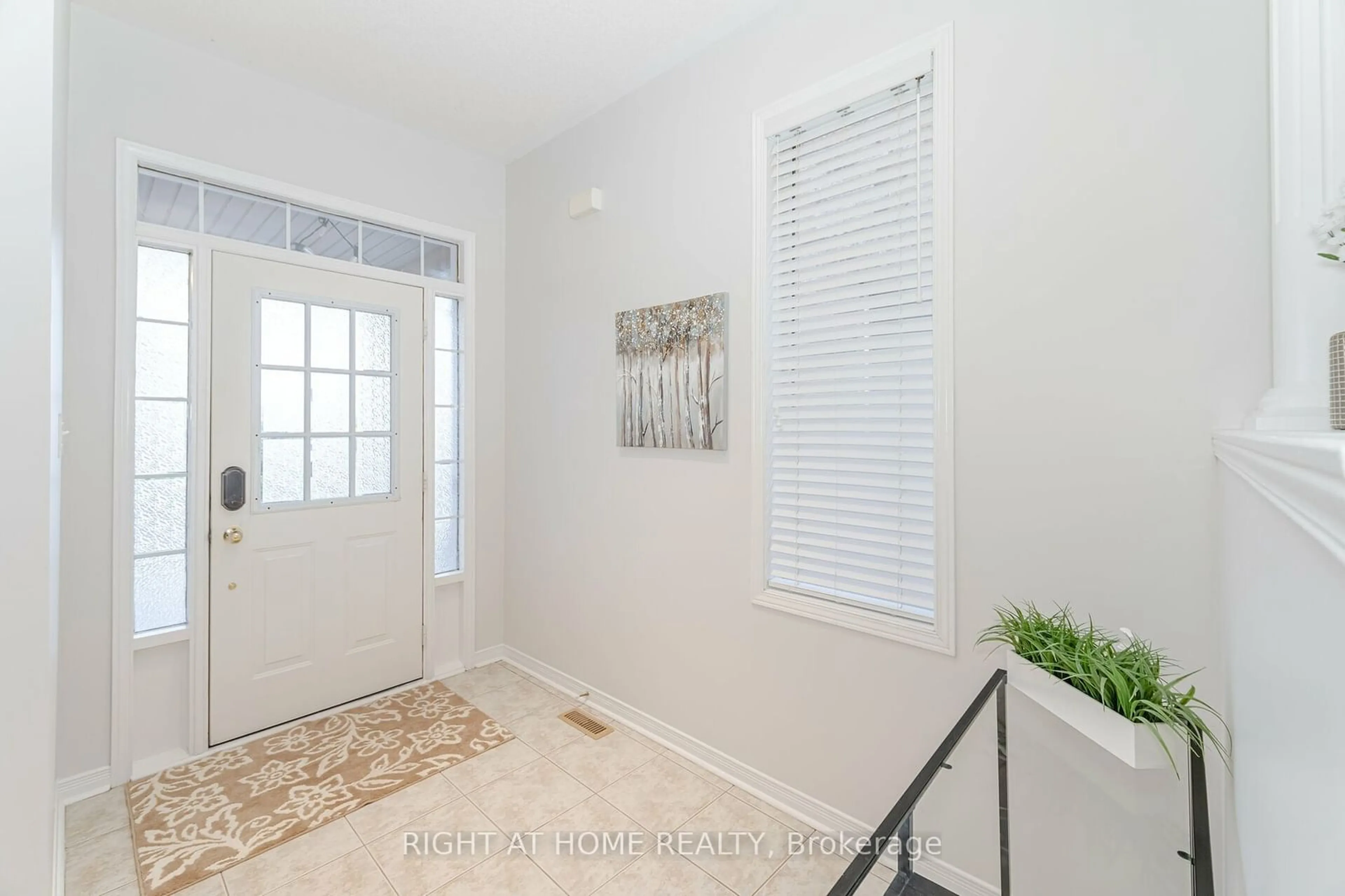 Indoor entryway, wood floors for 5074 Oscar Peterson Blvd, Mississauga Ontario L5M 7W3