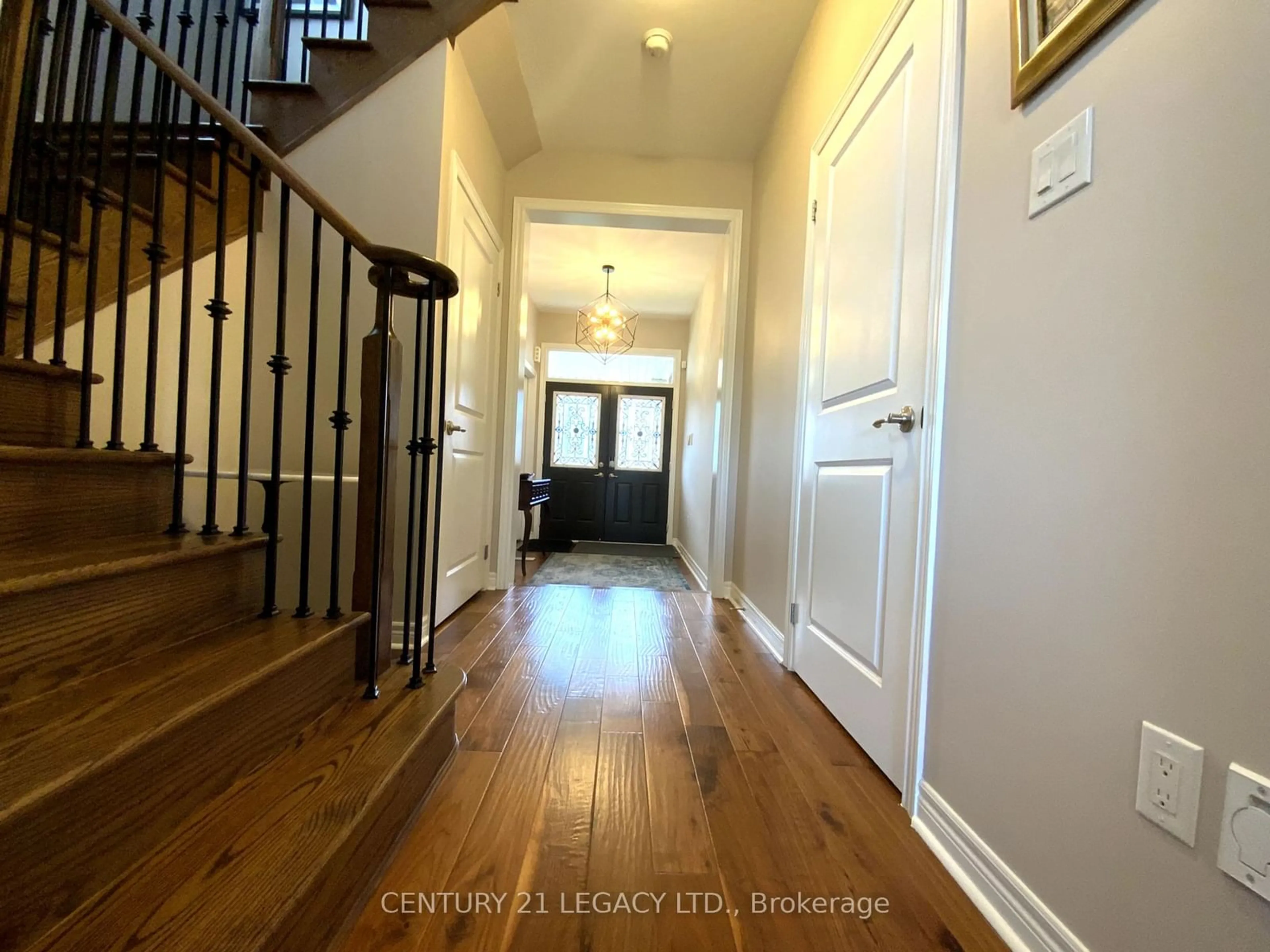 Indoor entryway, wood floors for 115 Kaitting Tr, Oakville Ontario L6M 0T6