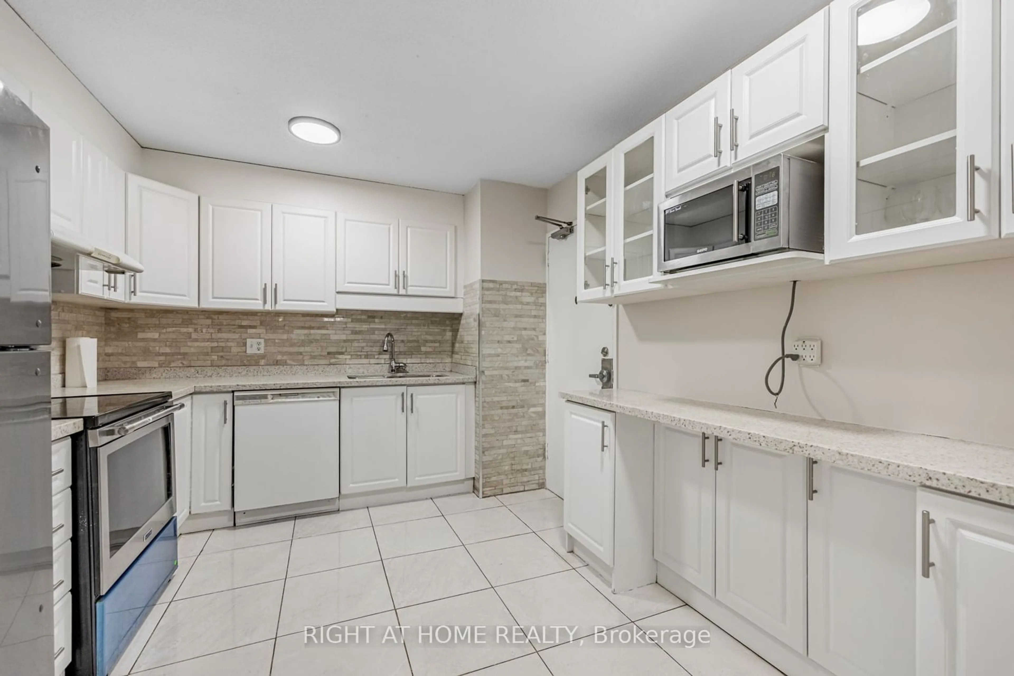 Standard kitchen, ceramic floors, cottage for 50 Mississauga Valley Blvd #314, Mississauga Ontario L5A 3S2