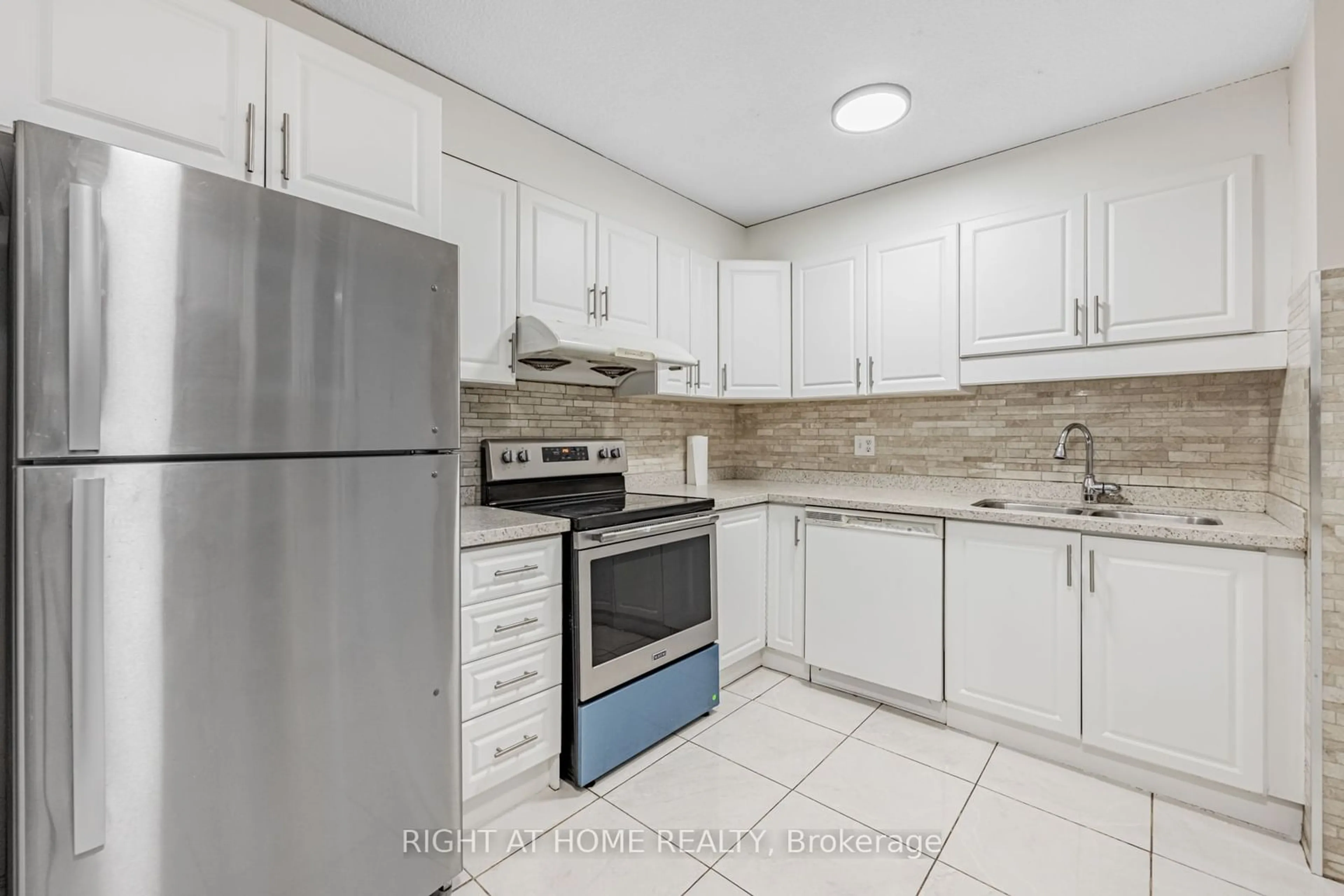 Standard kitchen for 50 Mississauga Valley Blvd #314, Mississauga Ontario L5A 3S2