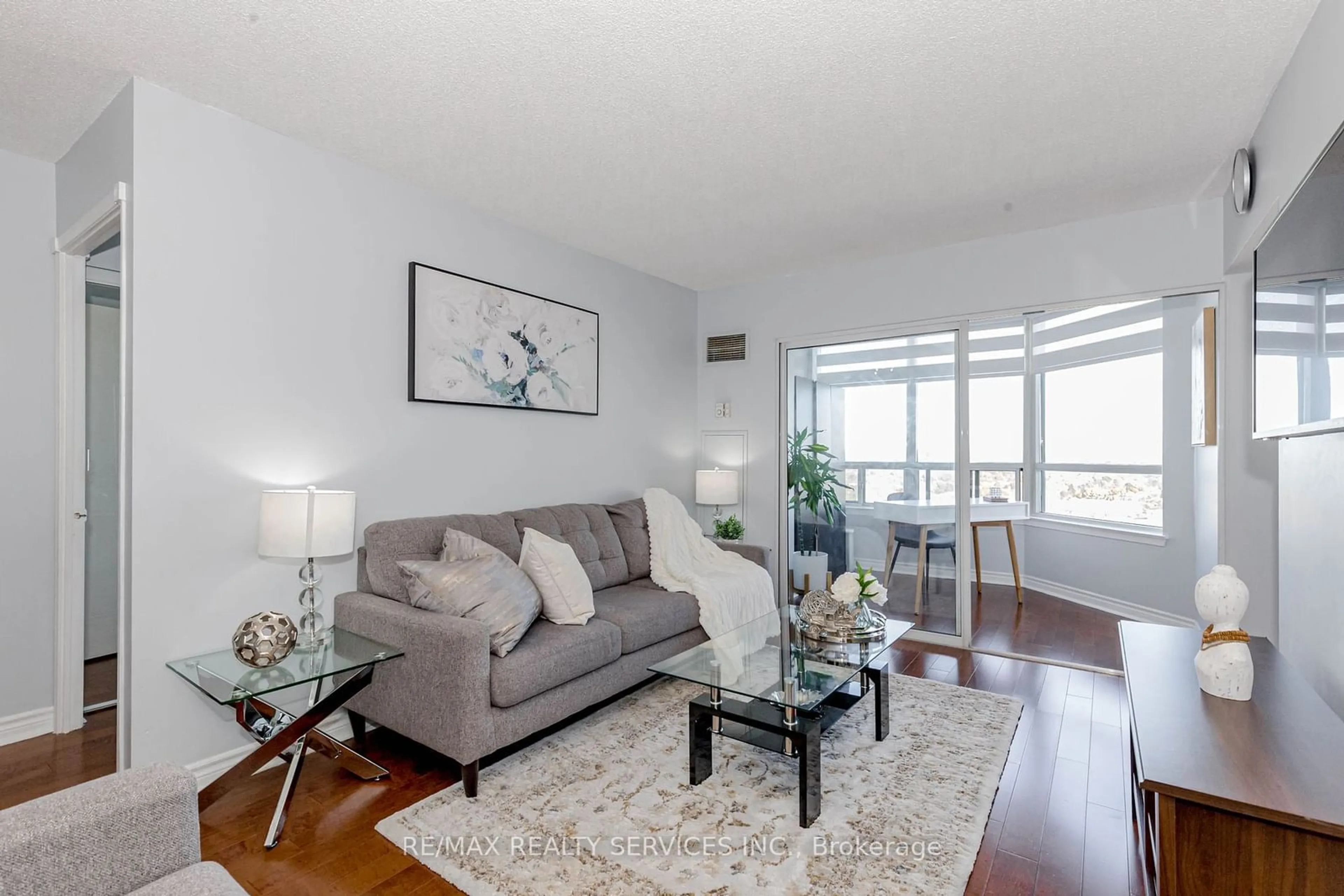 Living room, wood floors for 135 Hillcrest Ave #1816, Mississauga Ontario L5B 4B1