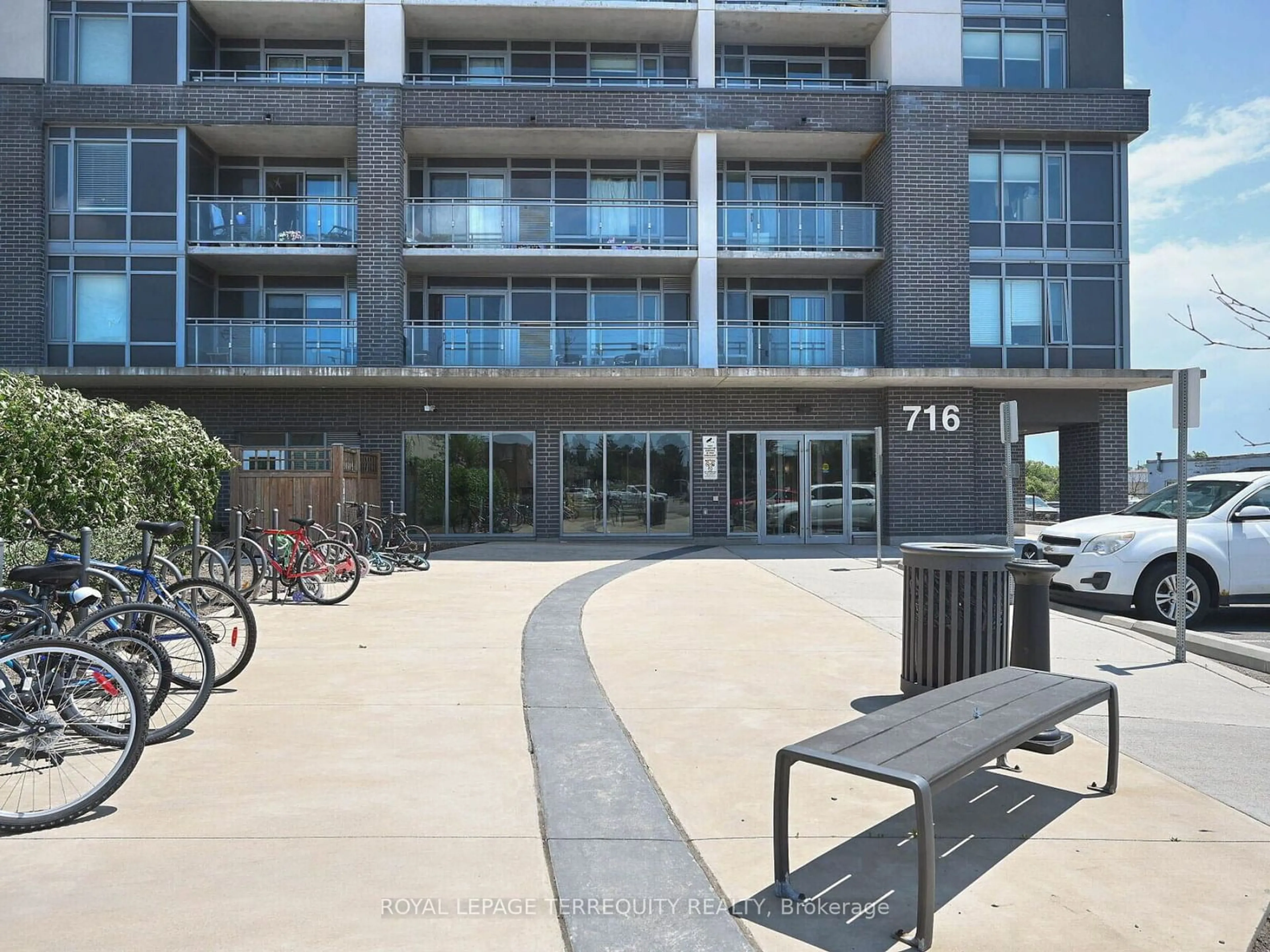 Patio, the front or back of building for 716 Main St #801, Milton Ontario L9T 9L9