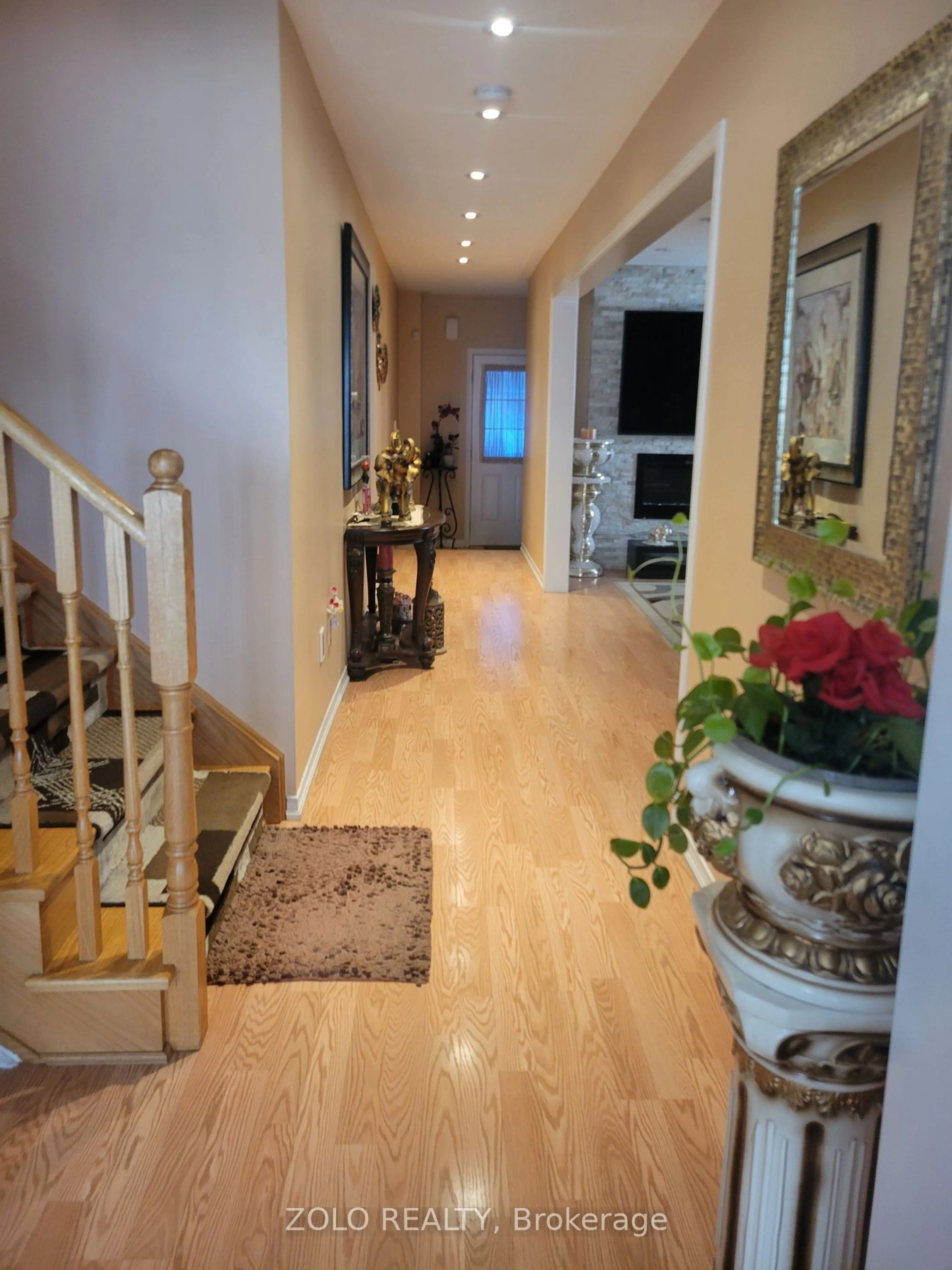 Indoor foyer for 68 Delport Clse, Brampton Ontario L6P 1V2