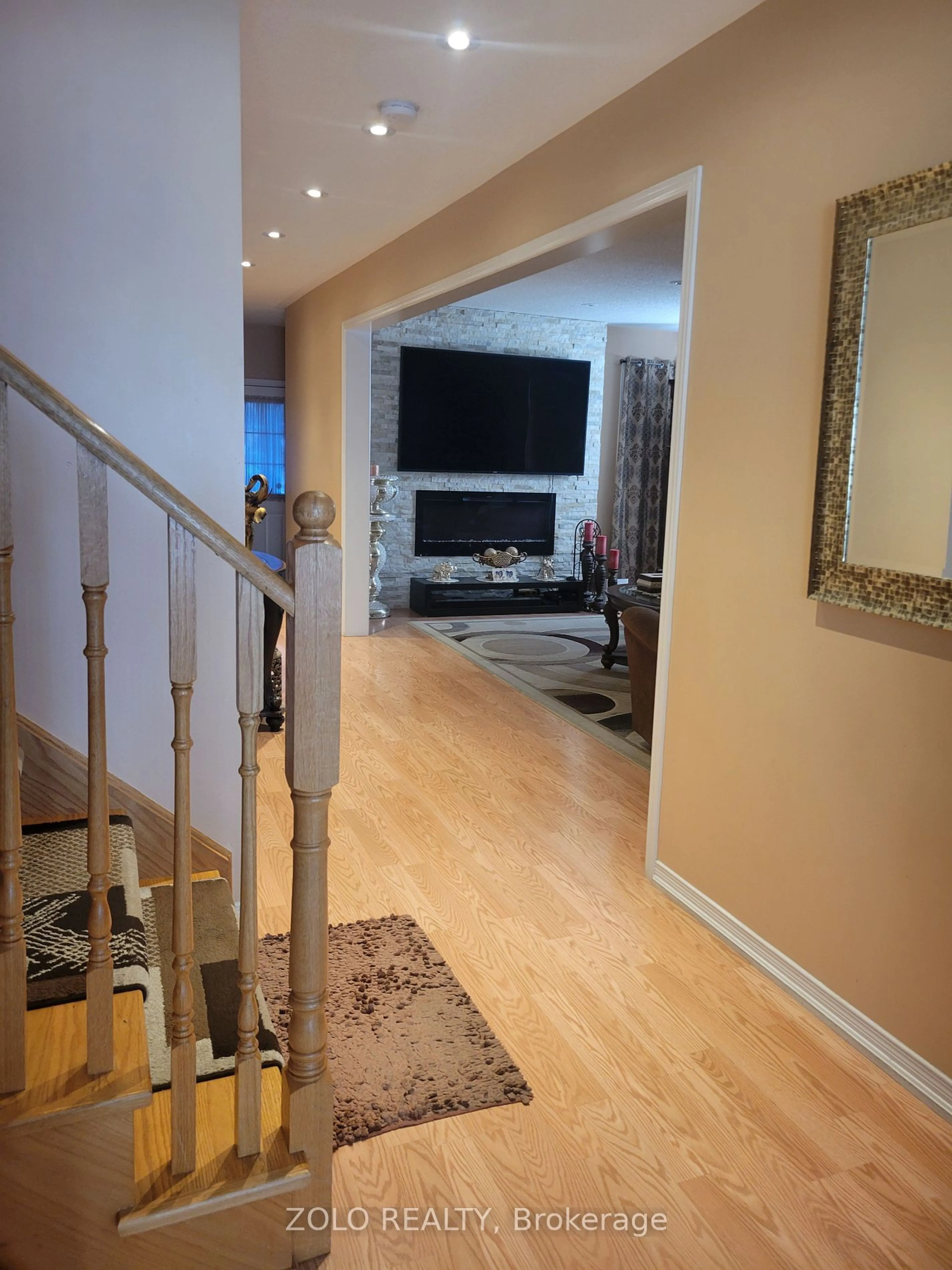 Indoor foyer for 68 Delport Clse, Brampton Ontario L6P 1V2