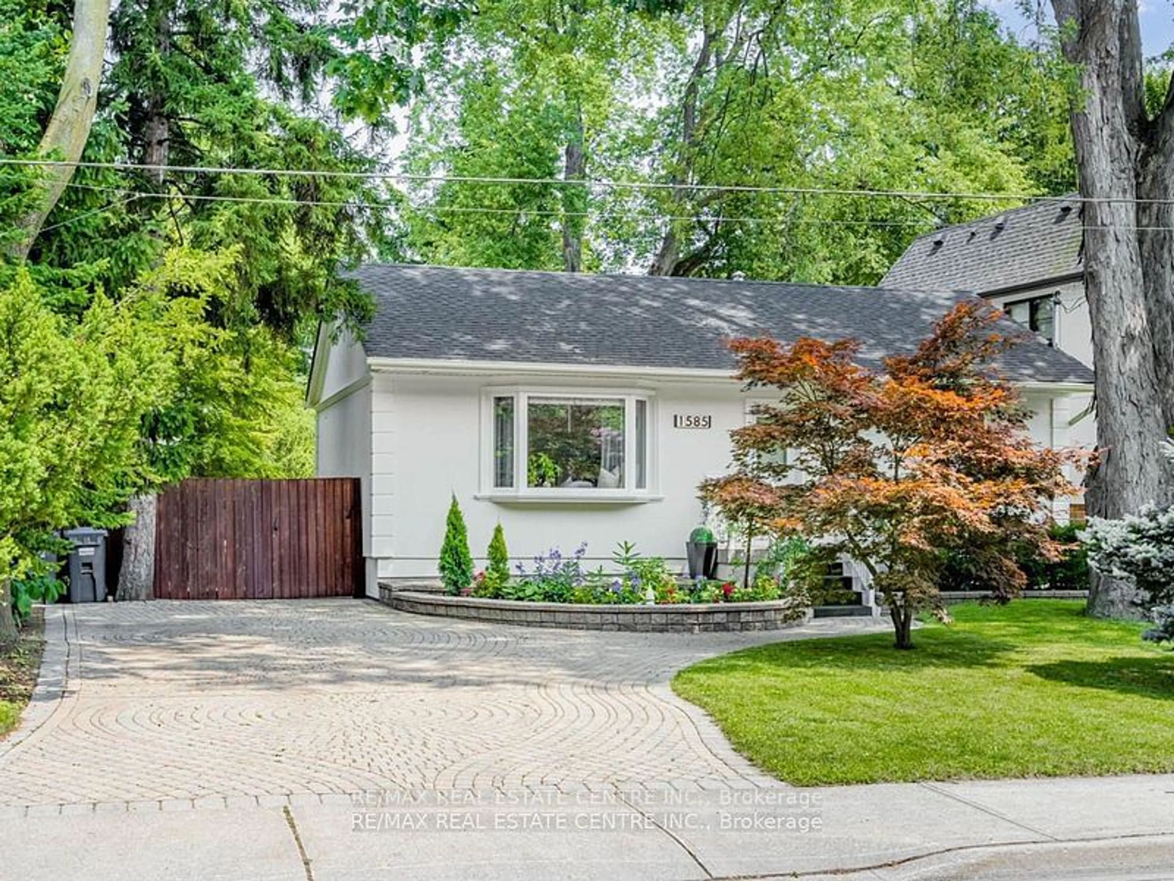 Frontside or backside of a home, the fenced backyard for 1585 TROTWOOD Ave, Mississauga Ontario L5G 3Z8