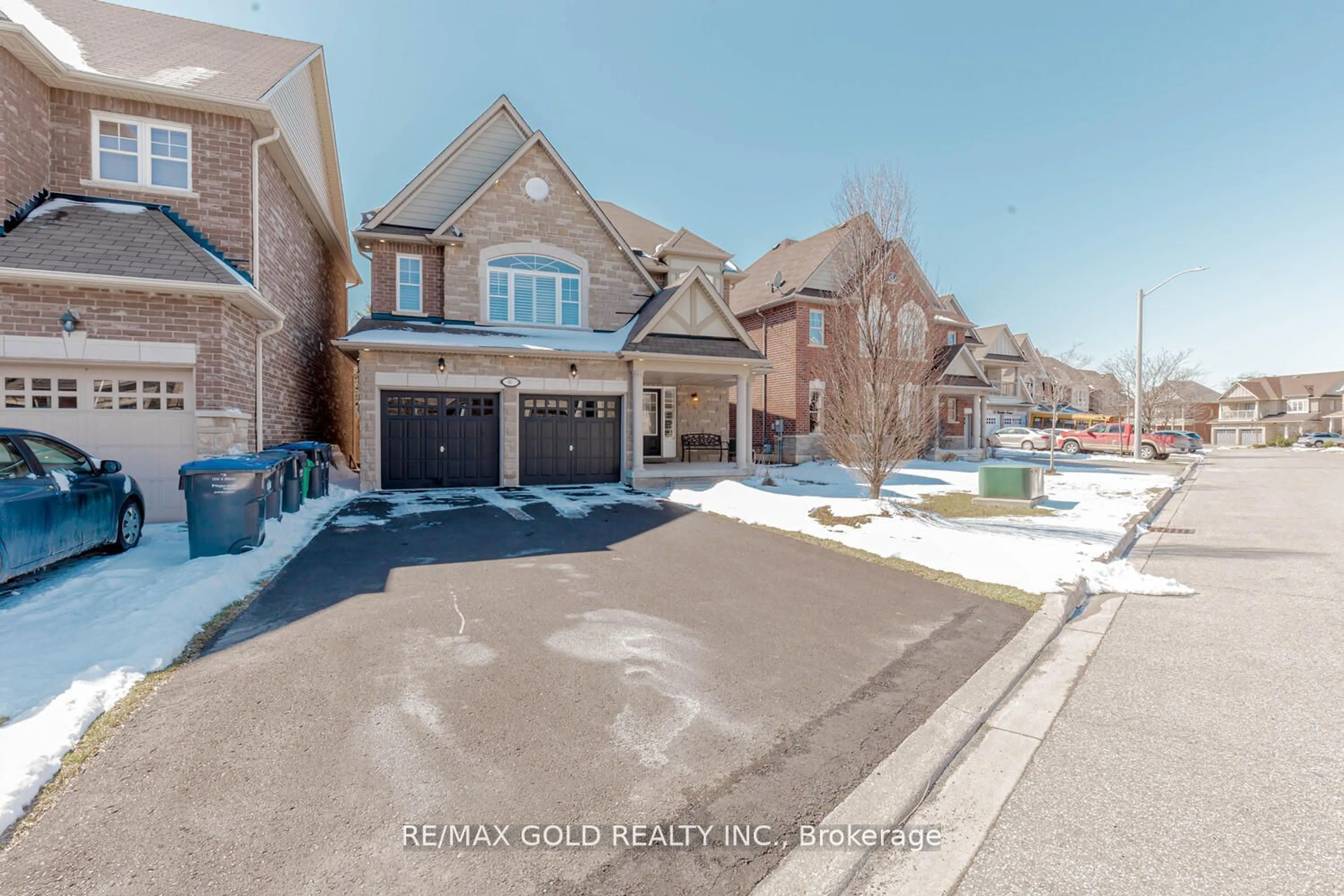 Frontside or backside of a home, the street view for 40 Stephanie Ave, Brampton Ontario L6Y 0R8