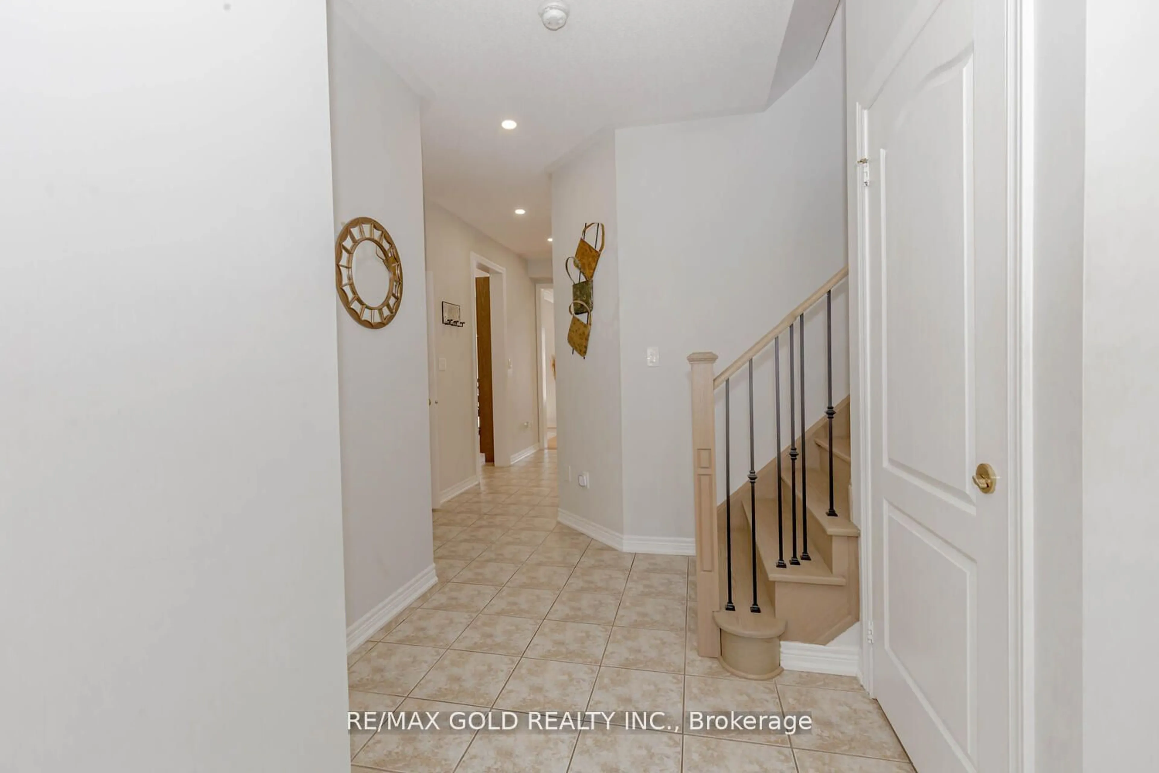 Indoor entryway, wood floors for 40 Stephanie Ave, Brampton Ontario L6Y 0R8