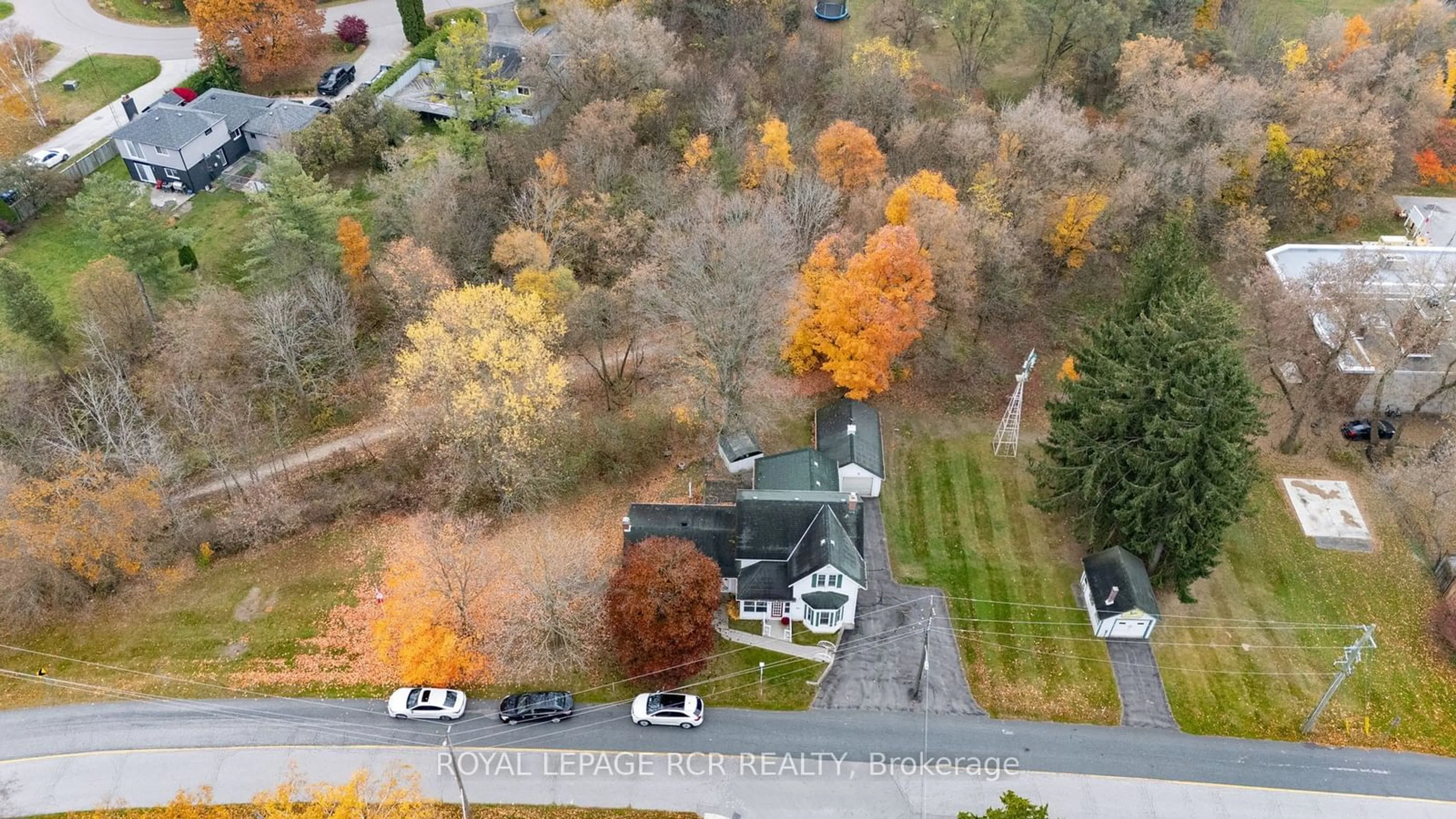 A pic from exterior of the house or condo, the street view for 33 Pine Ave, Caledon Ontario L7E 0L7