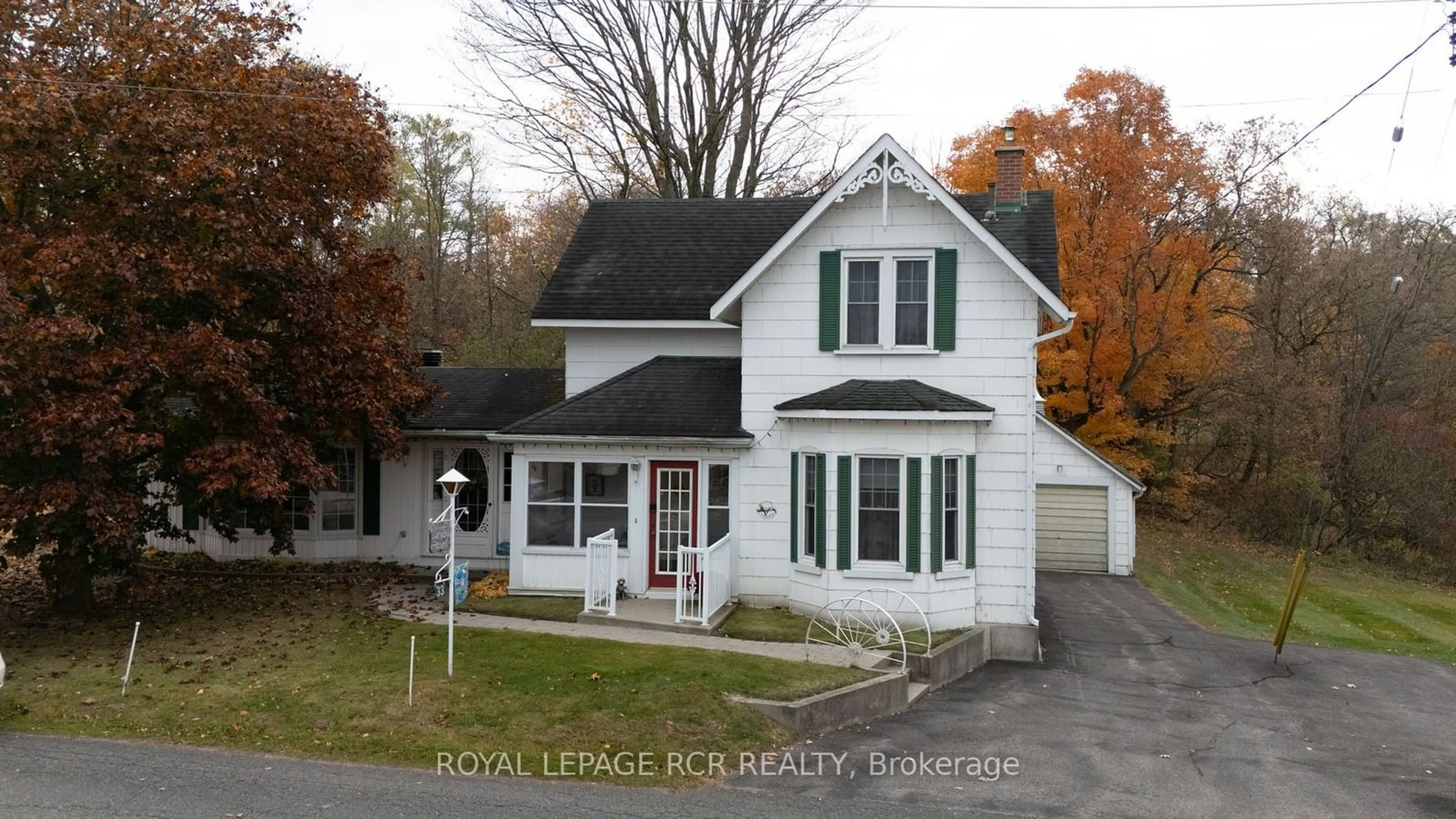 Frontside or backside of a home, cottage for 33 Pine Ave, Caledon Ontario L7E 0L7