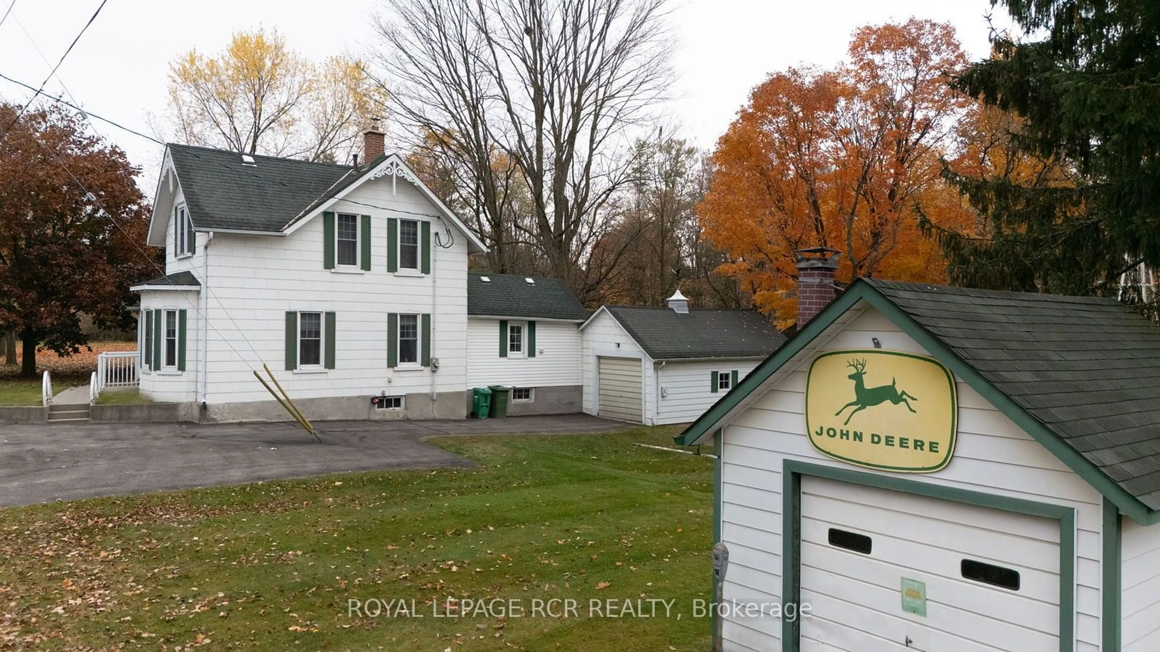 Frontside or backside of a home, cottage for 33 Pine Ave, Caledon Ontario L7E 0L7