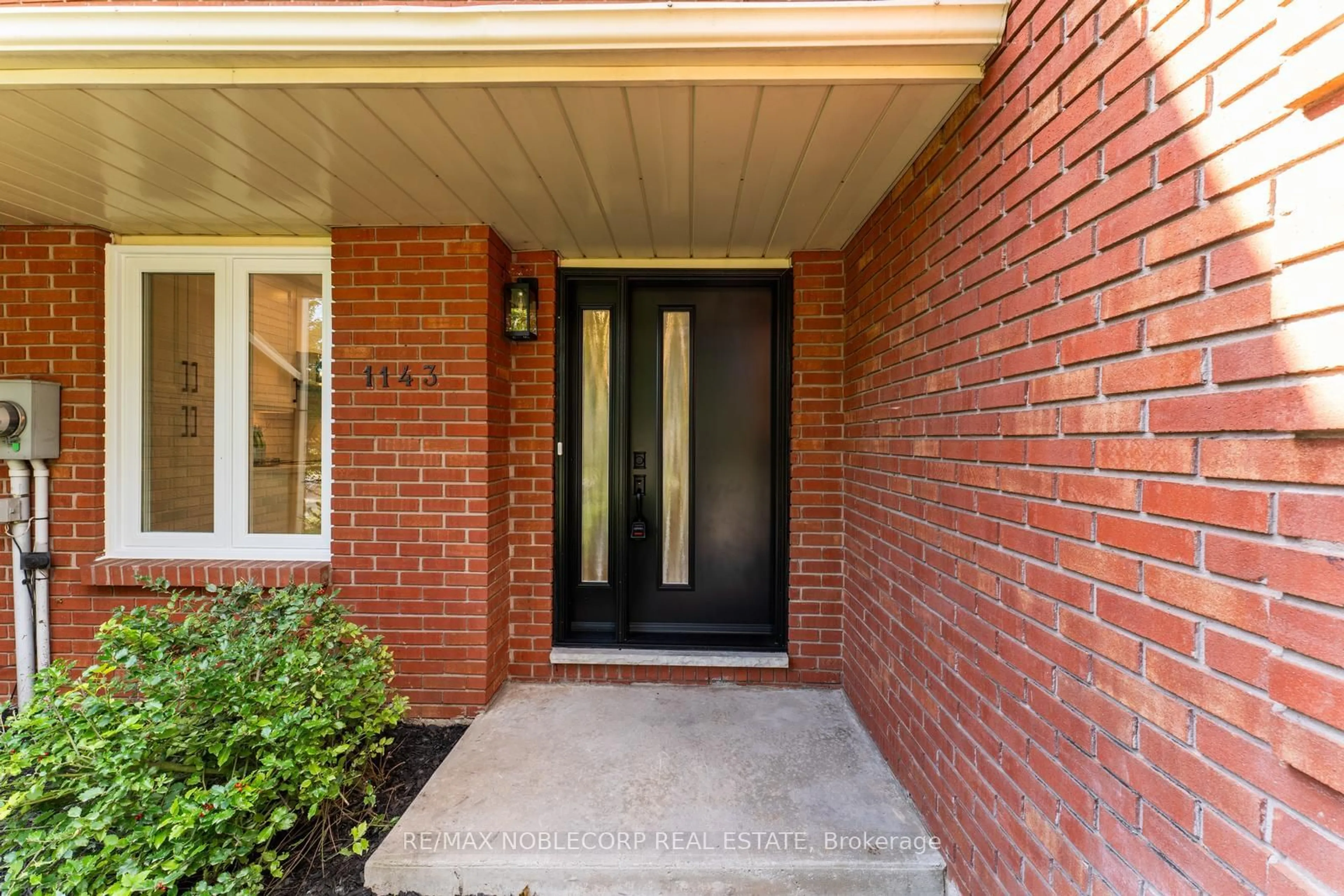 Indoor entryway, wood floors for 1143 Stephenson Dr, Burlington Ontario L7S 2B2