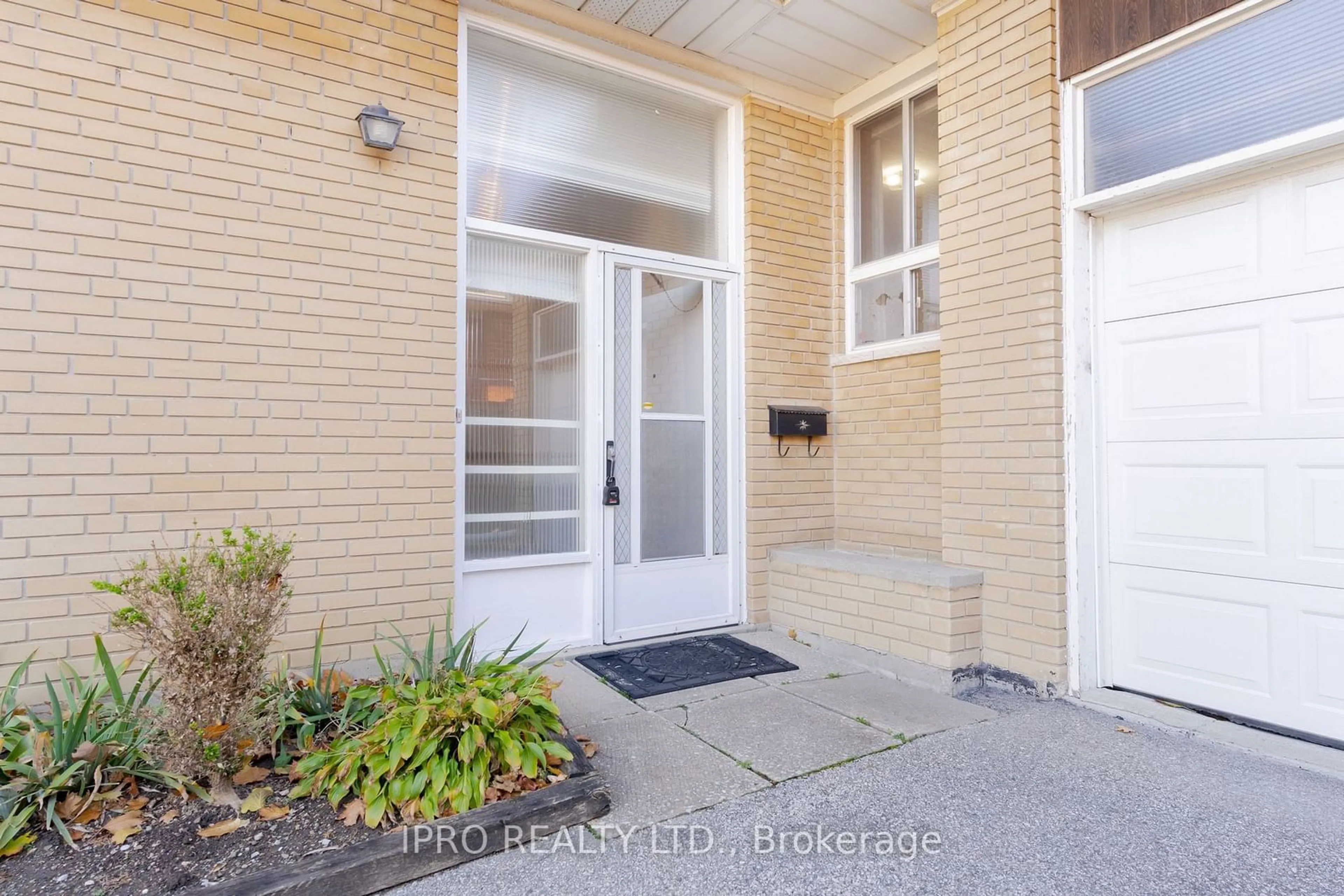 Indoor entryway for 36 Summerfield Cres, Toronto Ontario M9C 3X3