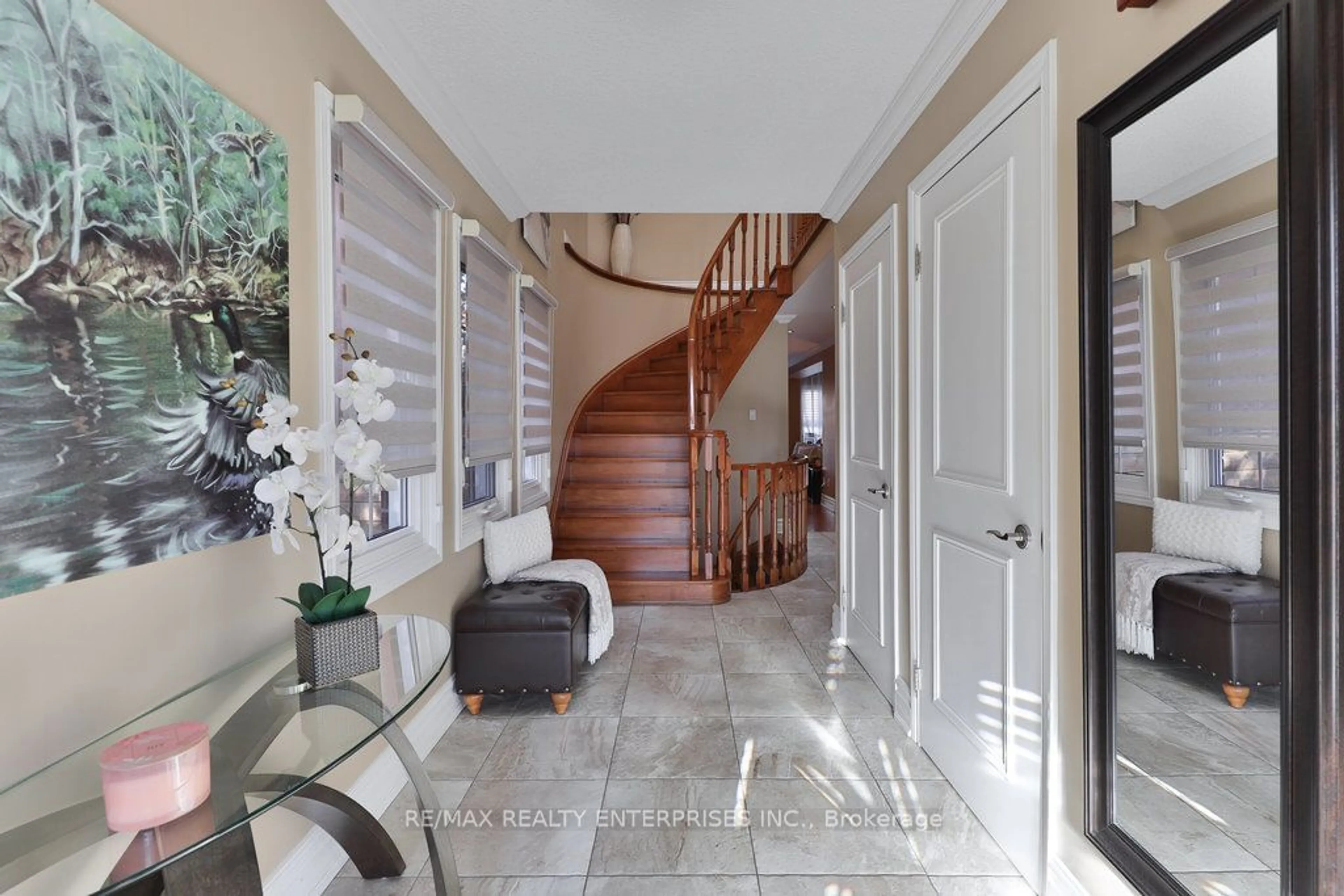 Indoor foyer, wood floors for 4061 Rolling Valley Dr, Mississauga Ontario L5L 2K7