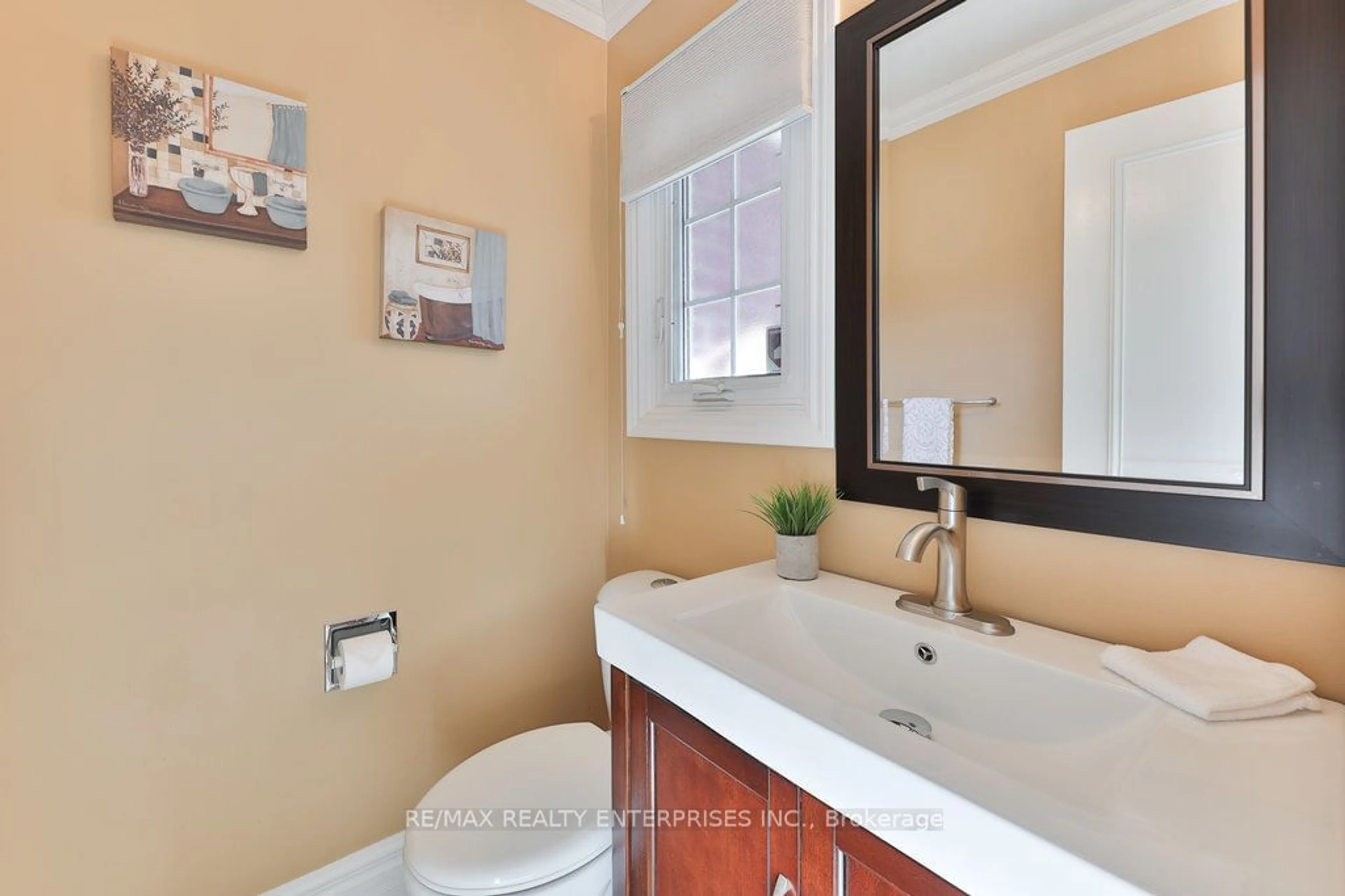 Standard bathroom, wood floors for 4061 Rolling Valley Dr, Mississauga Ontario L5L 2K7