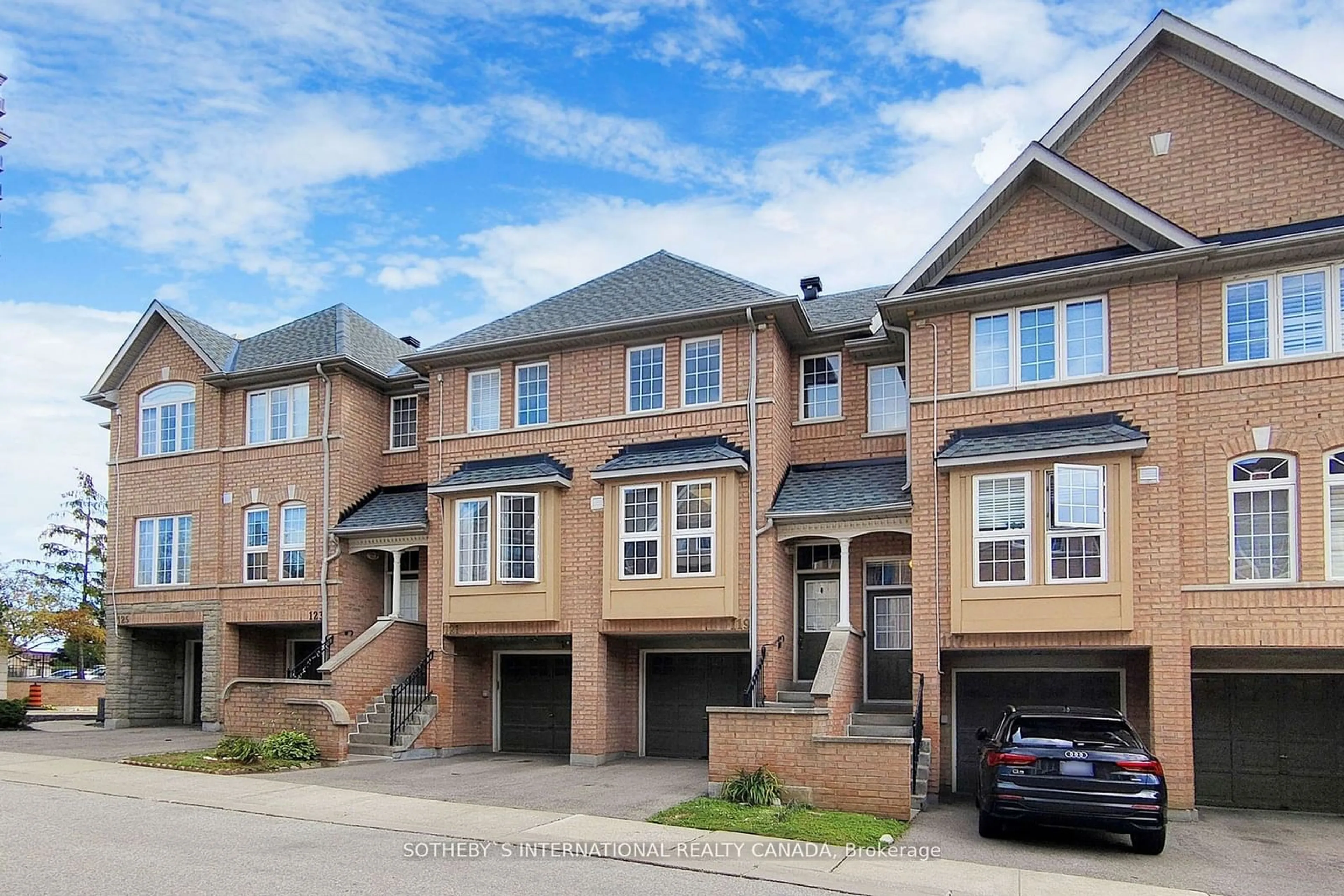 A pic from exterior of the house or condo, the street view for 50 Strathaven Dr #119, Mississauga Ontario L5R 4E7