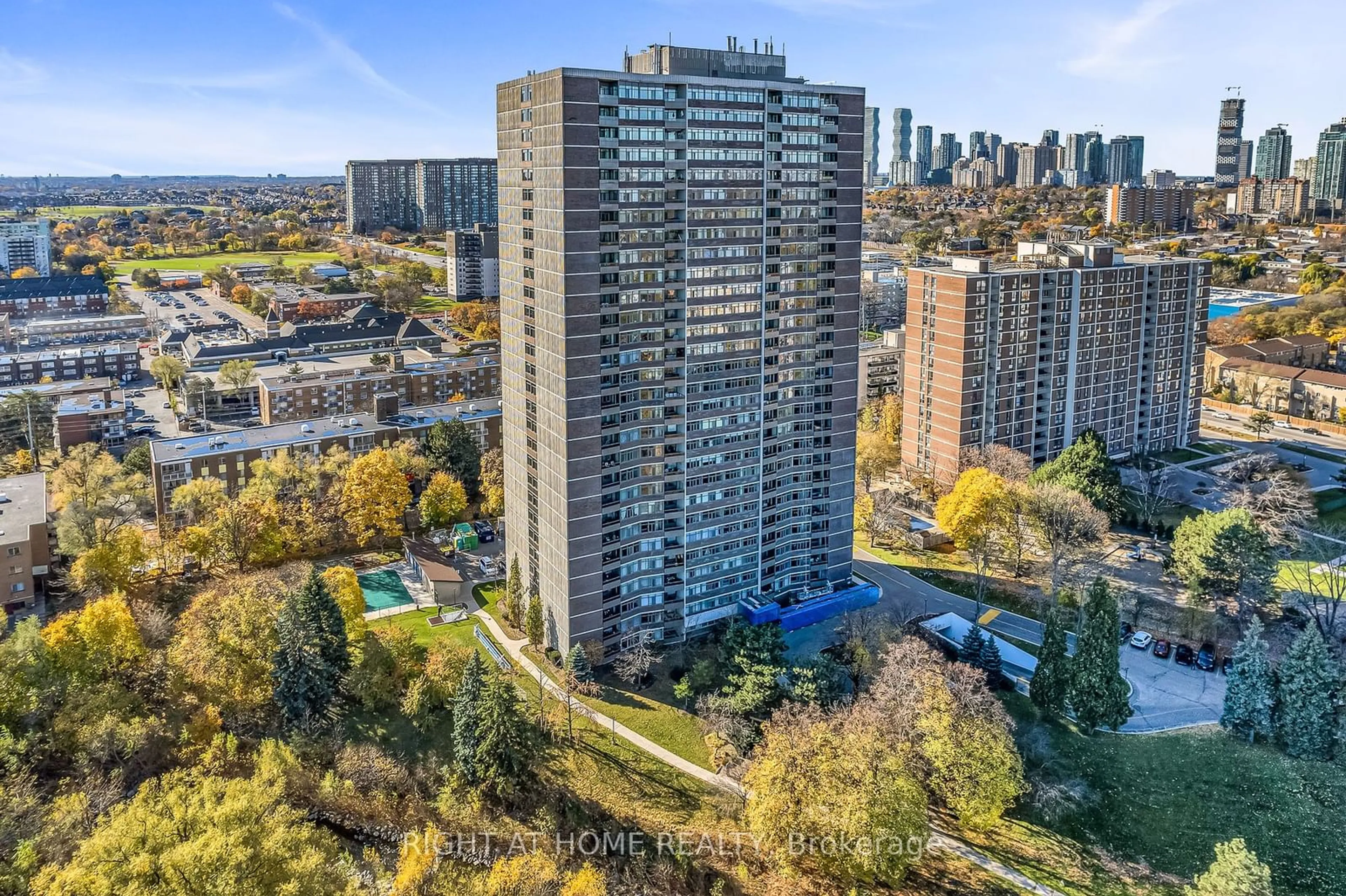 A pic from exterior of the house or condo, the view of city buildings for 3100 Kirwin Ave #308, Mississauga Ontario L5A 3S6